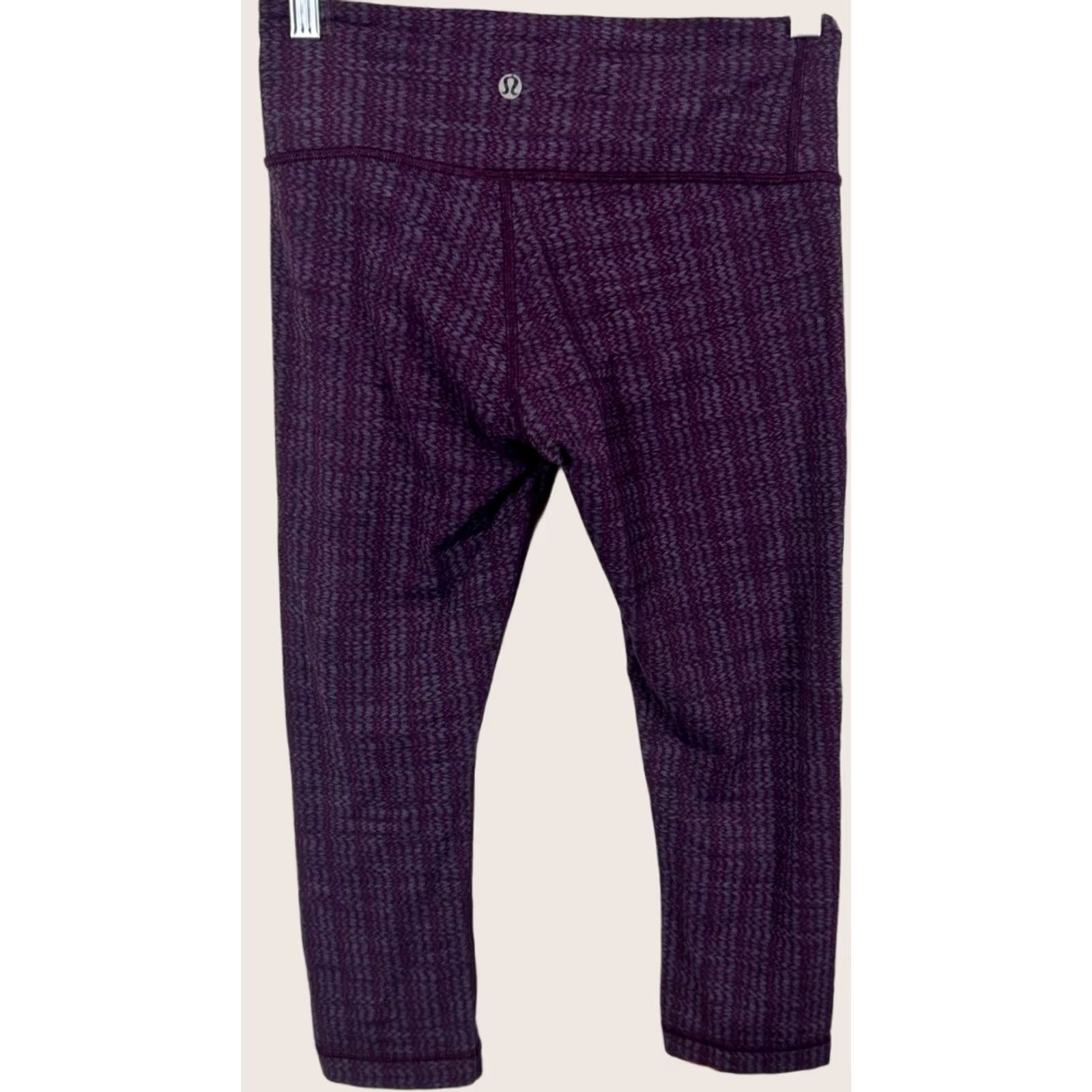 Lululemon Lululemon Crop Legging Size 6 Purple Run Gym Yoga Wide Waistband Logo Women Size 28" / US 6 / IT 42 - 1 Thumbnail