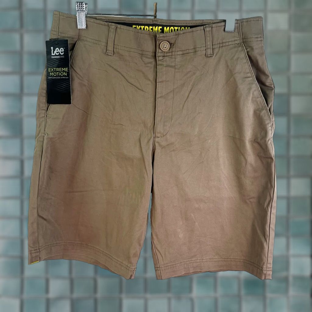 Lee Lee Men's Extreme Motion Relaxed Fit Utility Cargo Shorts, Beige, Size 32, 10-Inch Inseam, Casual Workwear Size US 32 / EU 48 - 1 Thumbnail