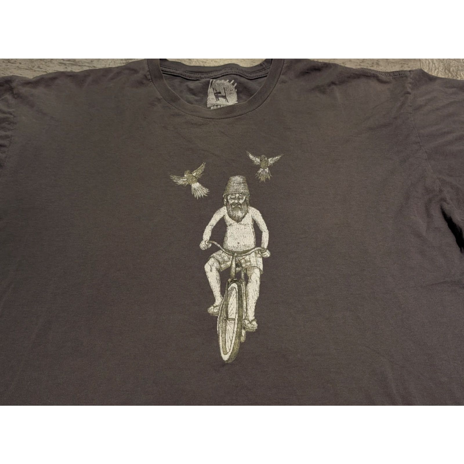 Mambo Mambo Australia Mens Tee Shirt XL Gray T-Shirt Graphic Print Distressed Rare Birds Bicycle Modern Art Shirt Mens XL Gray Mambo Australia T-Shirt Size US XL / EU 56 / 4 - 2 Thumbnail