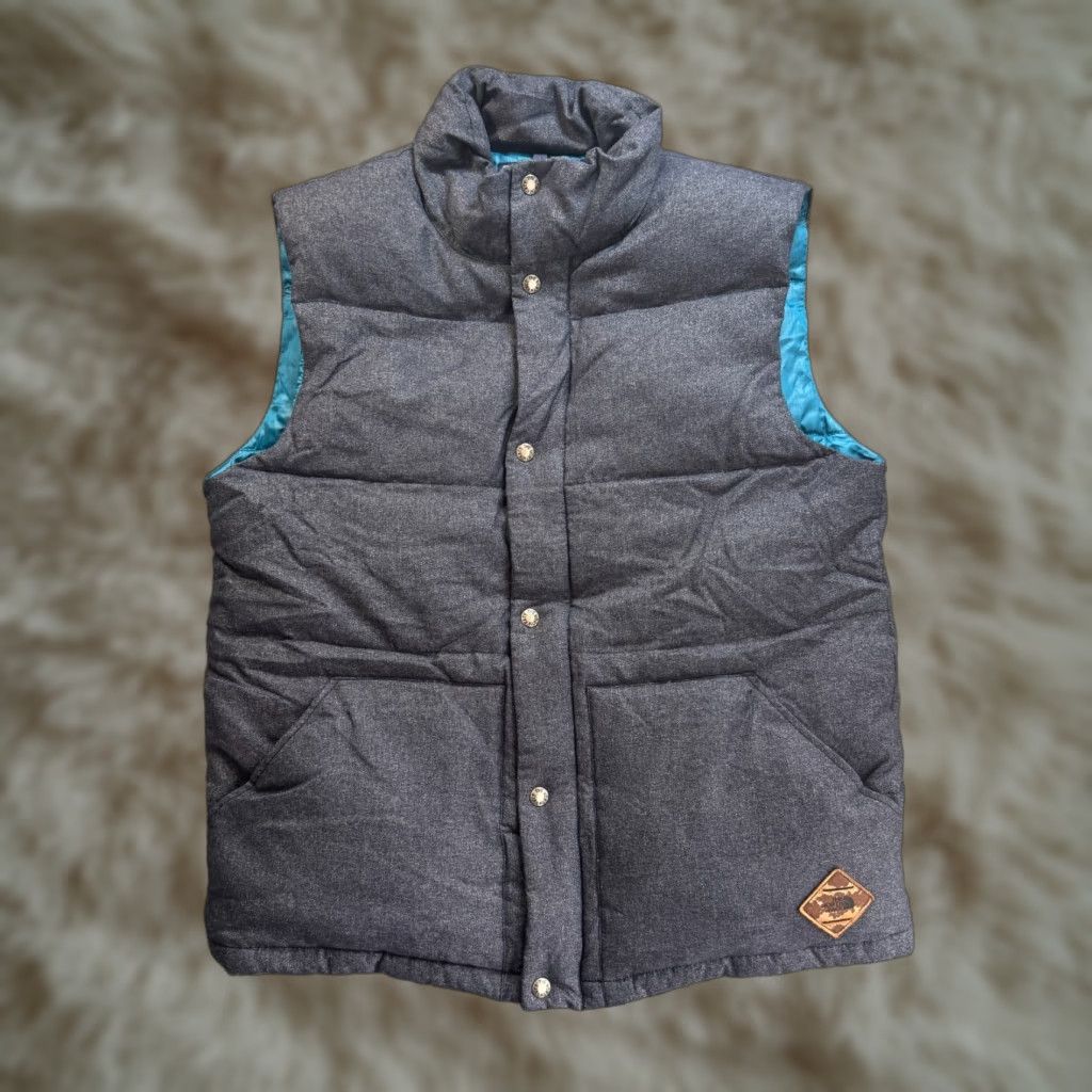 The North Face Vest Mens Medium Blue Puffer Down Filled Snap Zipper front