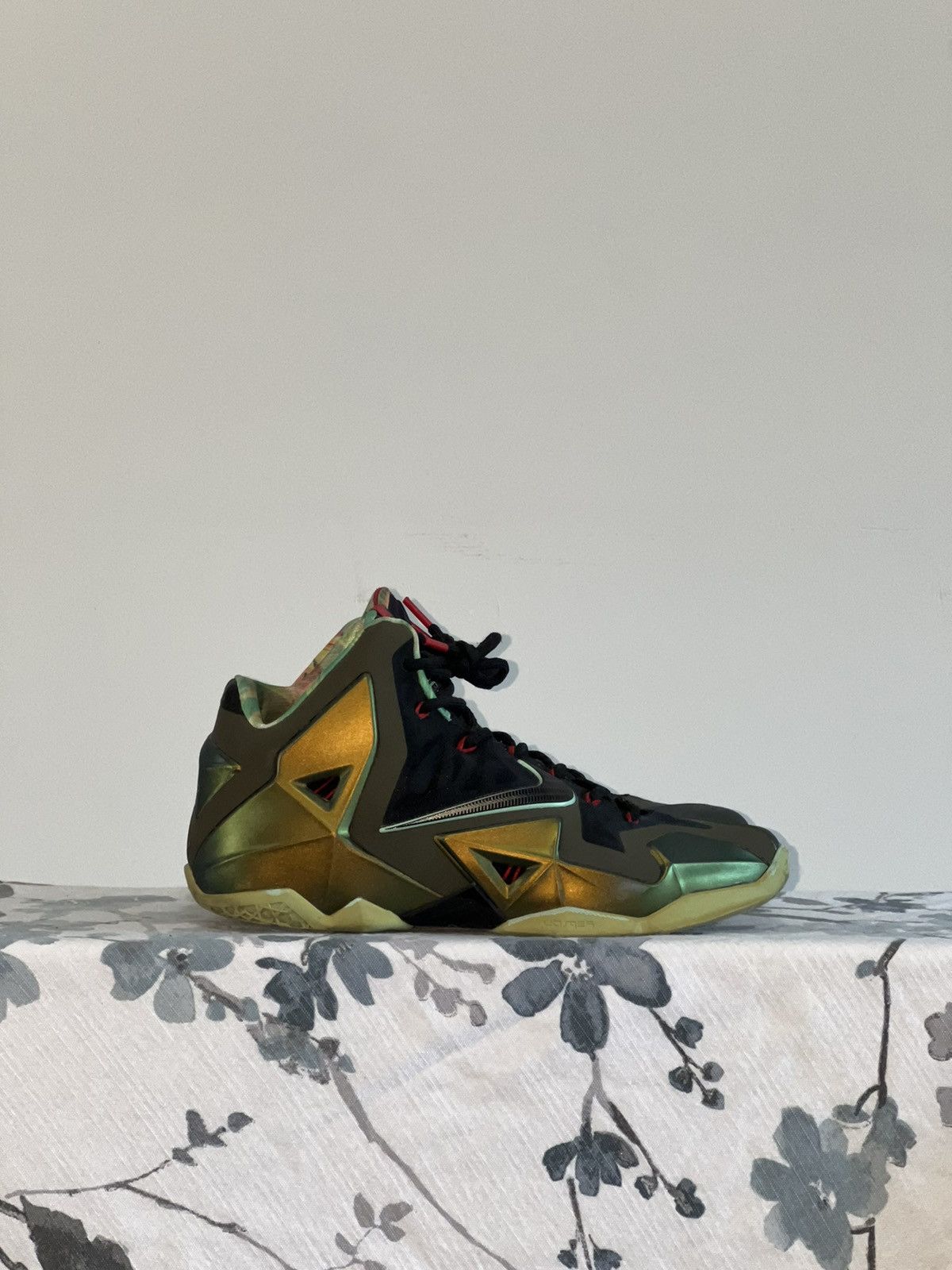 Nike Nike Lebron James 11 King’s Pride Size US 9.5 / EU 42-43 - 2 Thumbnail