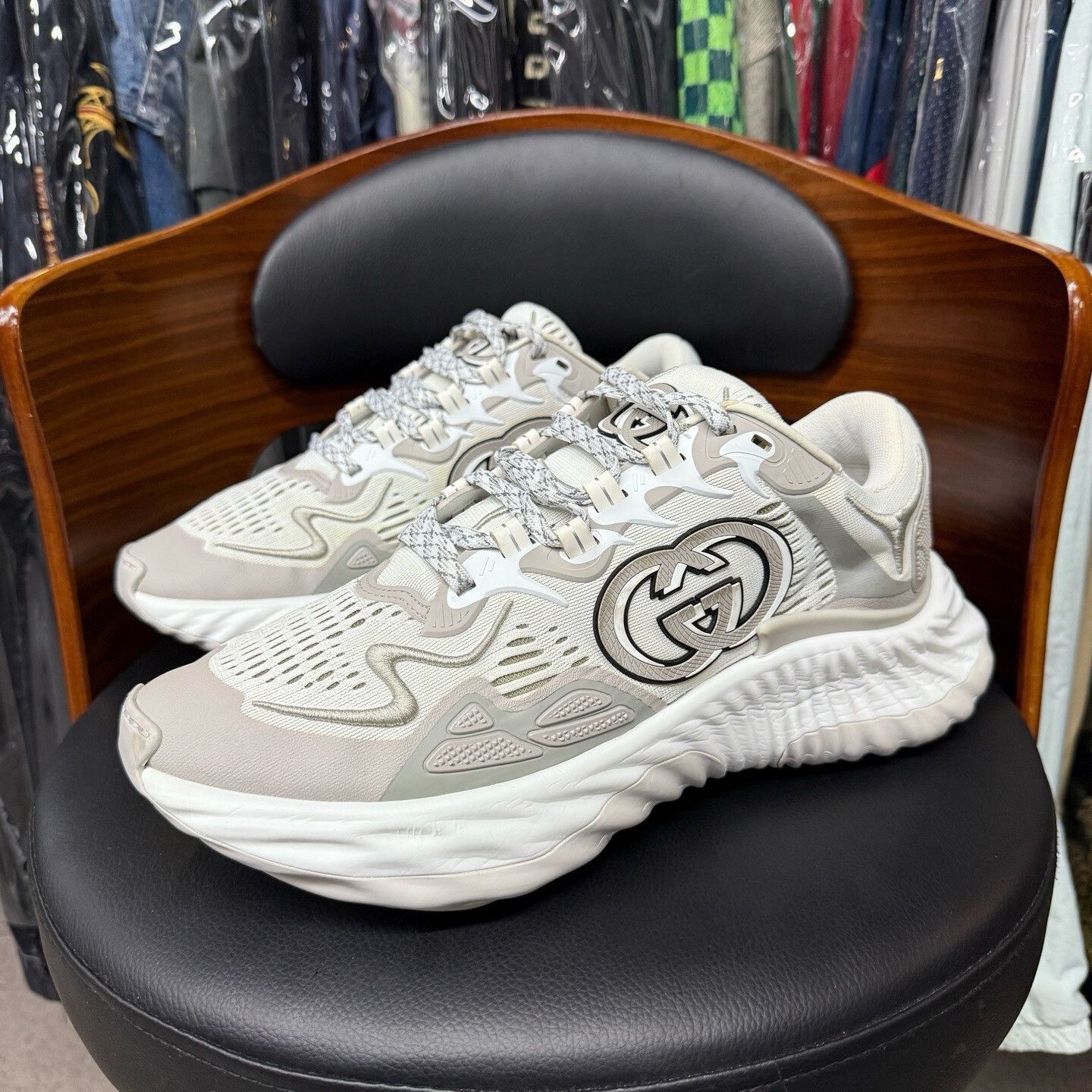 Gucci Gucci White Lowtop Sneakers 9 Women Size US 9 / IT 39 - 1 Thumbnail