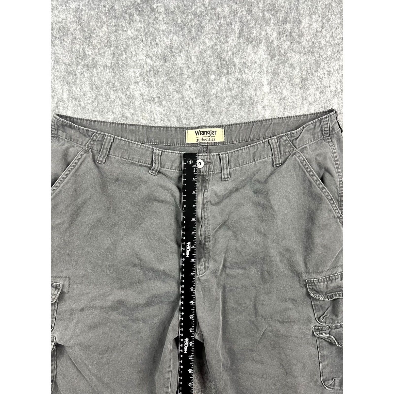 Wrangler Wrangler Mens Gray Cargo Short Wisconsin? Size US 44 / EU 60 - 2 Thumbnail
