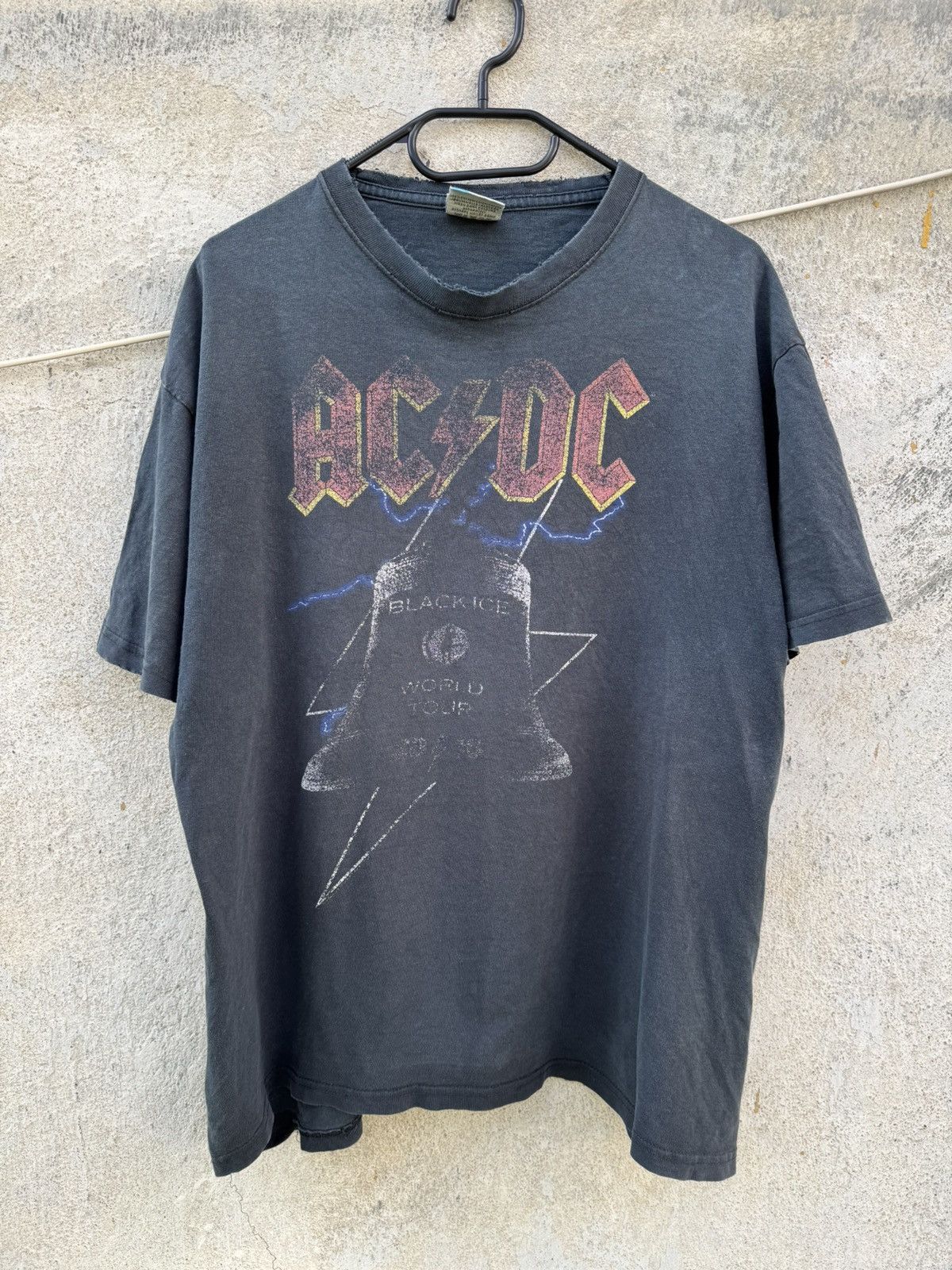 AC/DC × Band Tees × Vintage Vintage ACDC Black Ice World Tour Washed Thrashed Tee 00s Size US L / EU 52-54 / 3 - 2 Thumbnail