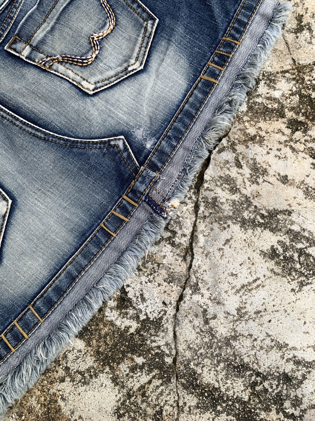 Japanese Brand y2k Egoist Japan Washed Jeans Rough Cut Beady Mini Skirt Size 30" / US 8 / IT 44 - 9 Thumbnail