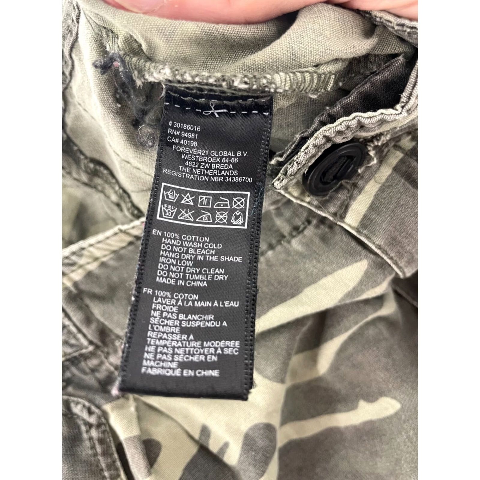 Forever 21 FOREVER 21 Shorts Womens Small Camouflage Elastic Waist Roll Hem Canvas Cargo Colorful Multicolor Casual Pockets 100% Cotton Size 28" / US 6 / IT 42 - 3 Thumbnail