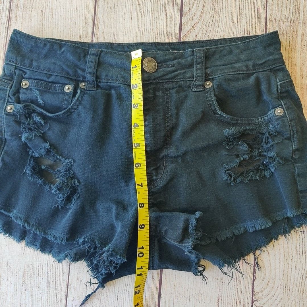 American Eagle Outfitters Distressed hi-rise festival denim shorts sz 2 Size 26" / US 2 / IT 38 - 5 Thumbnail