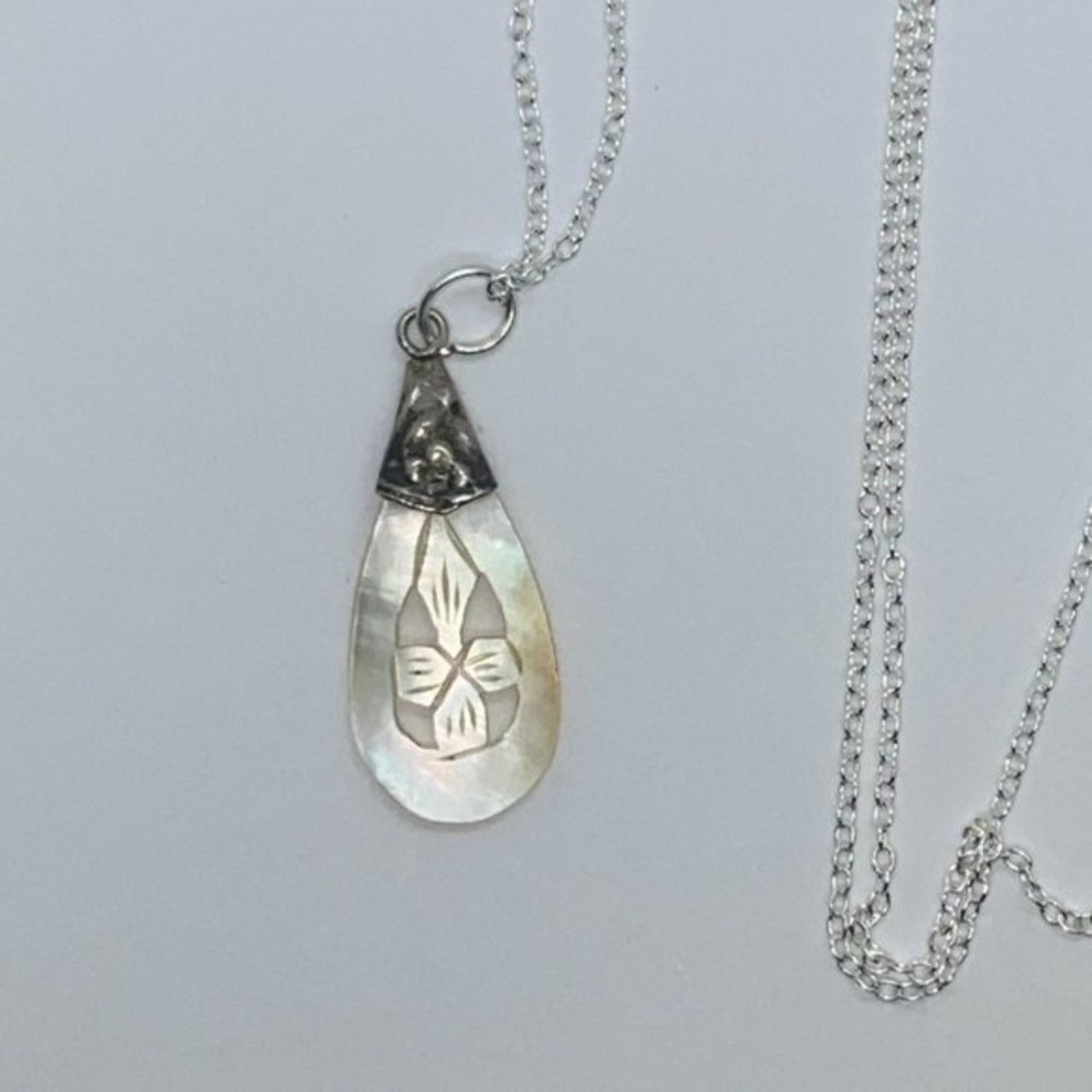 Handmade Silver-Tone Iridescent Shell Pendant Necklace Size ONE SIZE - 4 Thumbnail