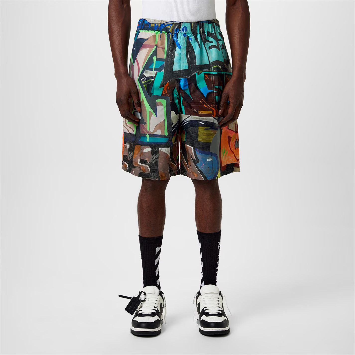 Off-White o1g2r1mq0326 Graffiti All Over Print Bermuda Shorts Size US 28 / EU 44 - 3 Thumbnail