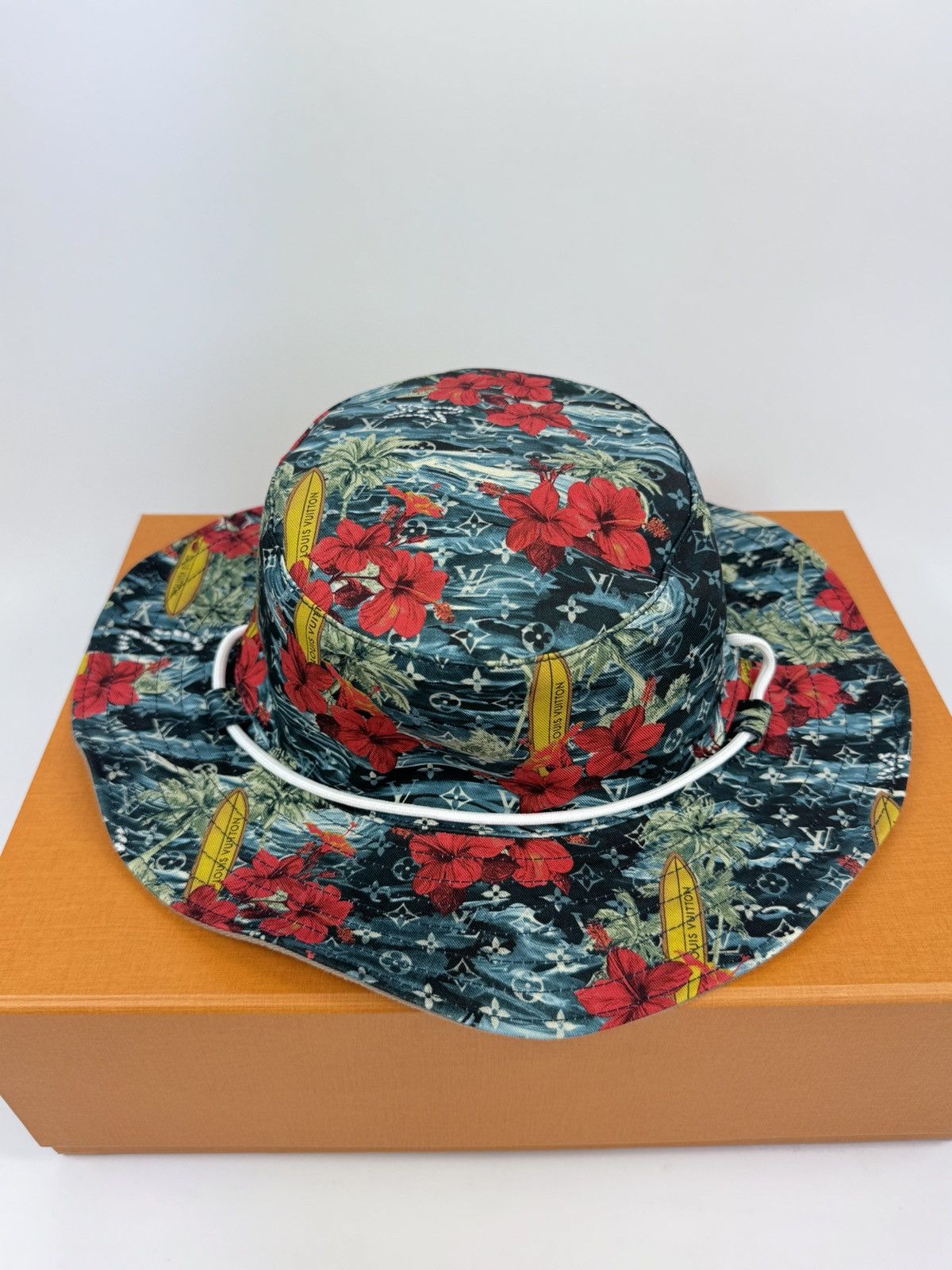 Louis Vuitton SURFIN MONOGRAM EXPLORER REVERSIBLE BUCKET HAT M7528M Size ONE SIZE - 2 Thumbnail