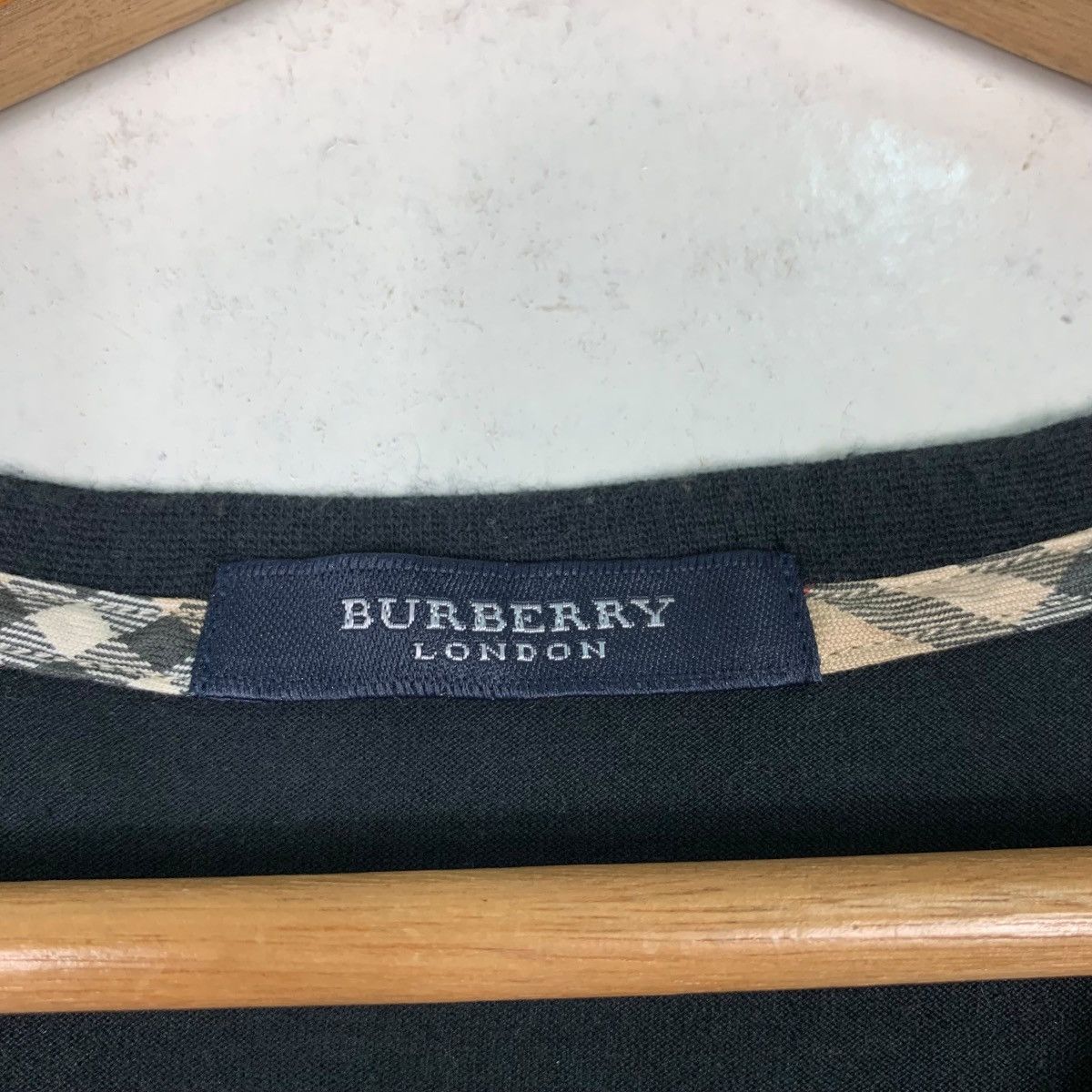 Burberry BURBERRY LONDON V NECK PLAIN T SHIRT #0186-C9 Size US M / EU 48-50 / 2 - 10 Thumbnail