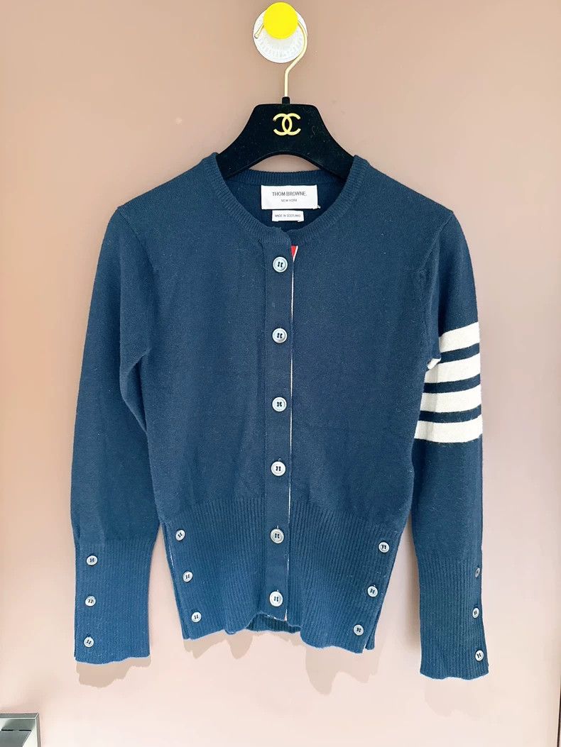 Thom Browne Thom browne Four-bar V-neck cashmere knitted cardigan jacke Size XS / US 0-2 / IT 36-38 - 1 Thumbnail