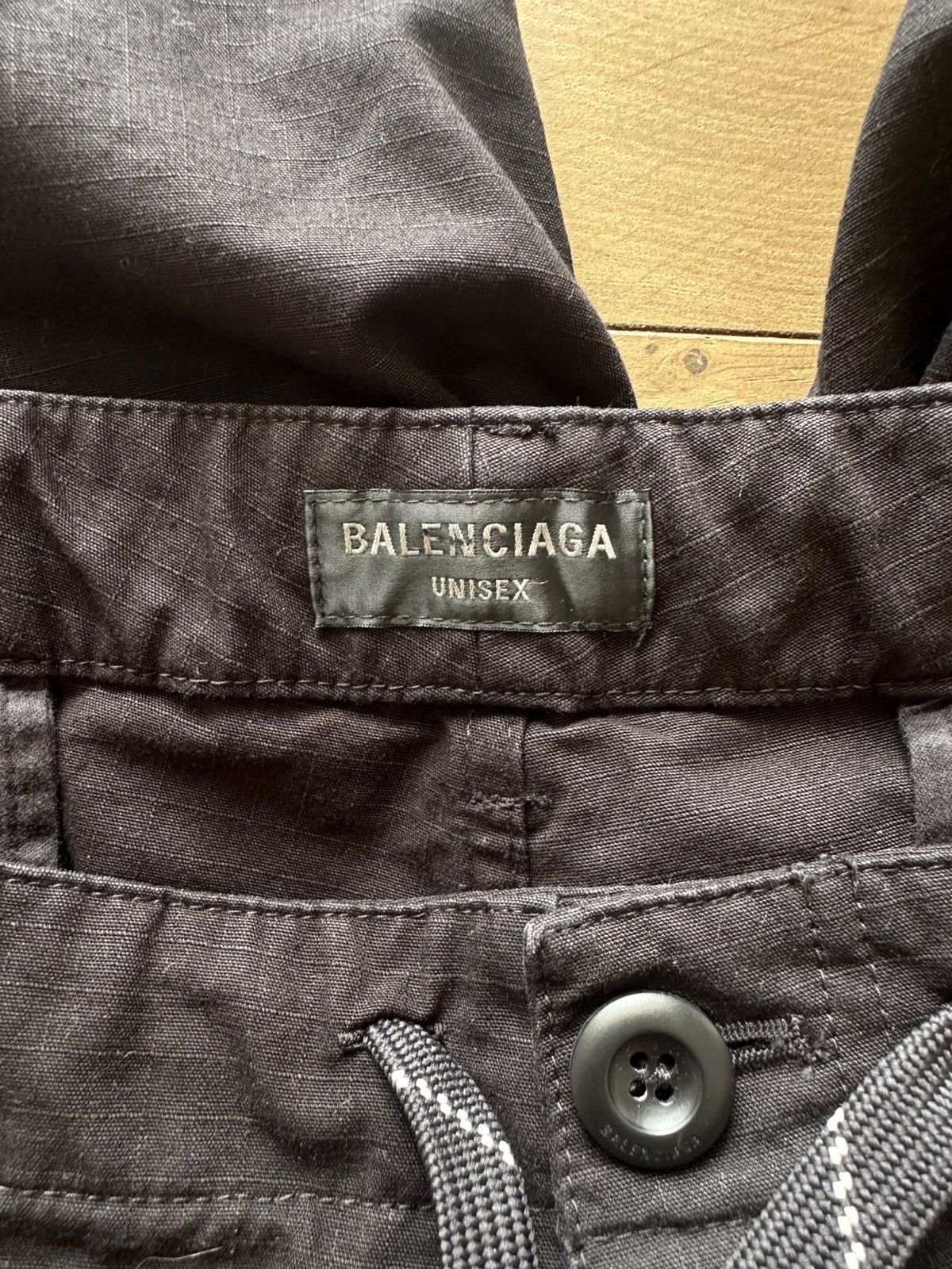 Balenciaga BALENCIAGA WIDE-LEG DISTRESSED CARGO SHORTS Size US 34 / EU 50 - 4 Thumbnail