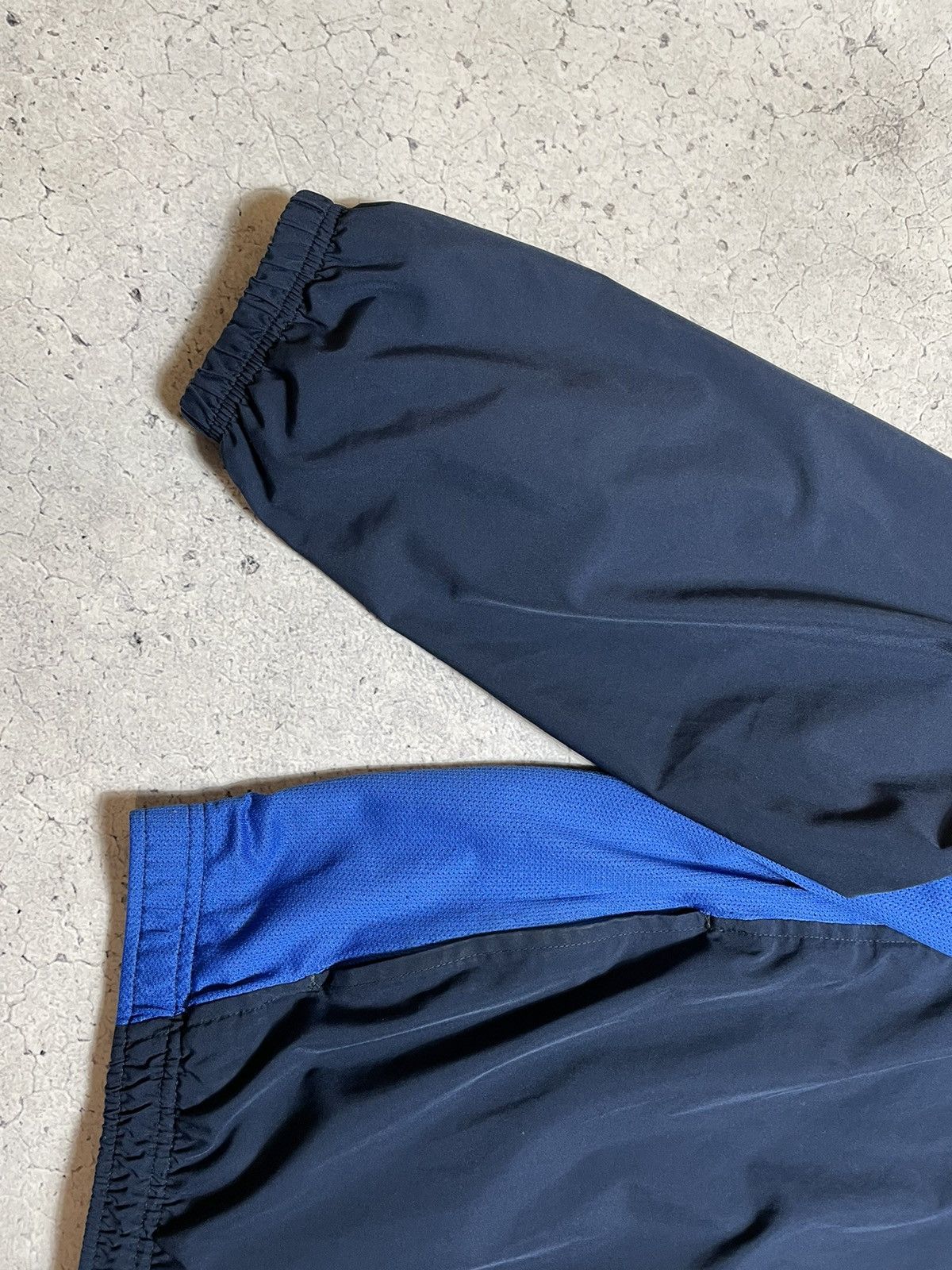 Nike × Vintage Vintage Nylon Windbreaker Jacket Nike Drill Swoosh Logo Y2K Size US L / EU 52-54 / 3 - 3 Thumbnail