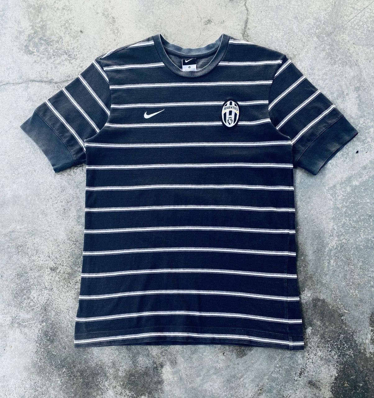 Nike Vintage Y2k Nike Juventus Stripped Faded Tees Size US M / EU 48-50 / 2 - 1 Thumbnail