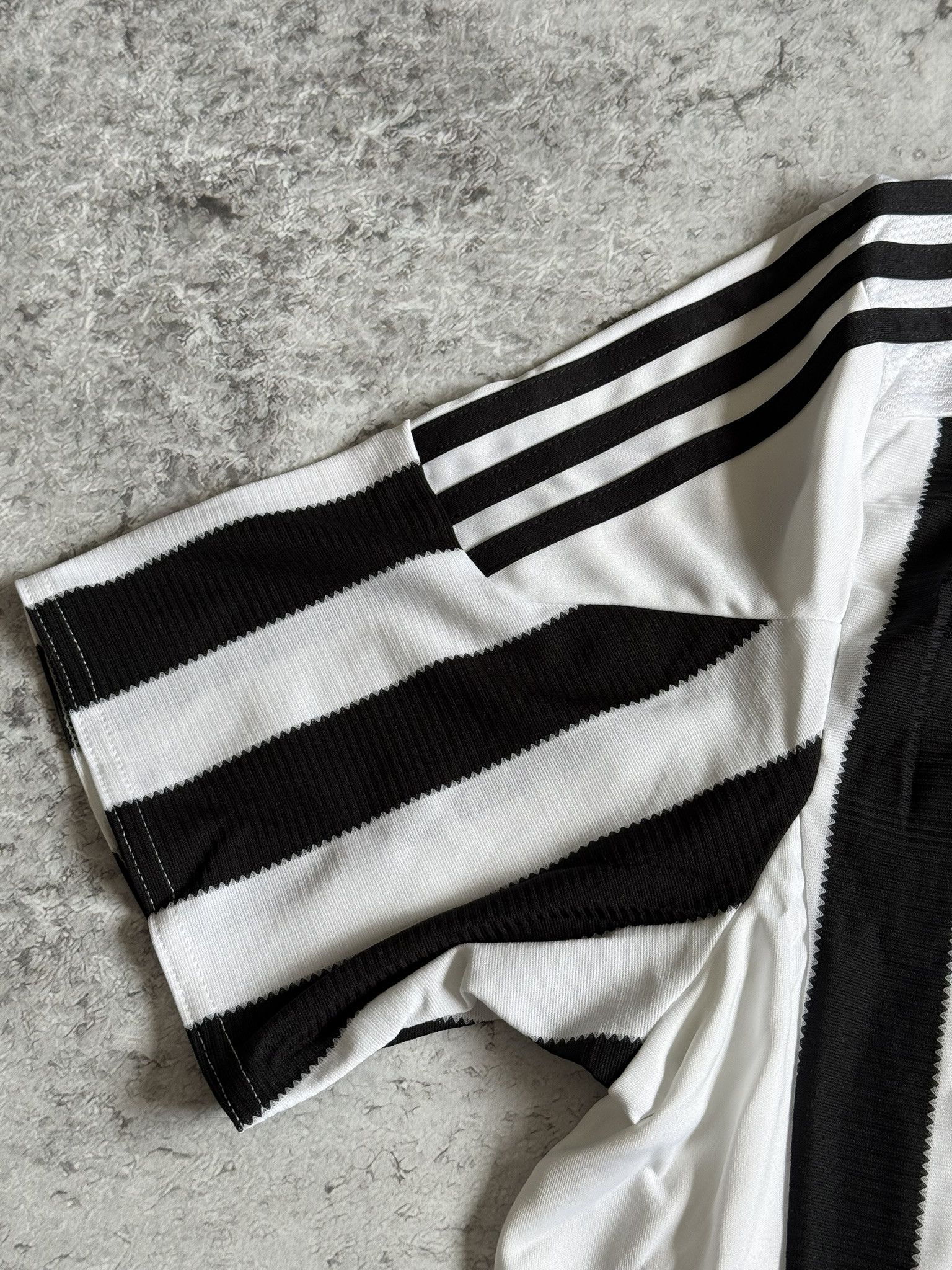 Adidas JUVENTUS 2015 2016 HOME SHIRT SOCCER JERSEY ADIDAS SIZE M Size US M / EU 48-50 / 2 - 12 Thumbnail