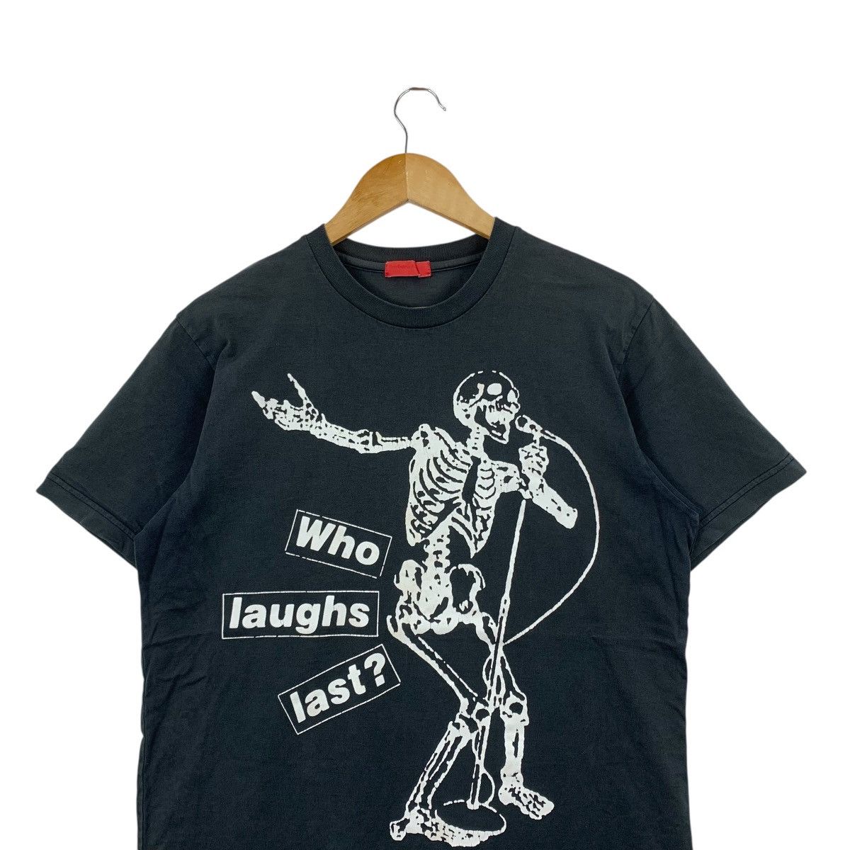 Barbara Kruger Vintage BARBARA KRUGER Who Laughs Last? Large Tshirt Size US M / EU 48-50 / 2 - 2 Thumbnail