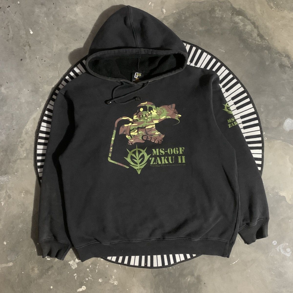 Japanese Brand Vintage Gundam Hoodie Size US L / EU 52-54 / 3 - 1 Thumbnail