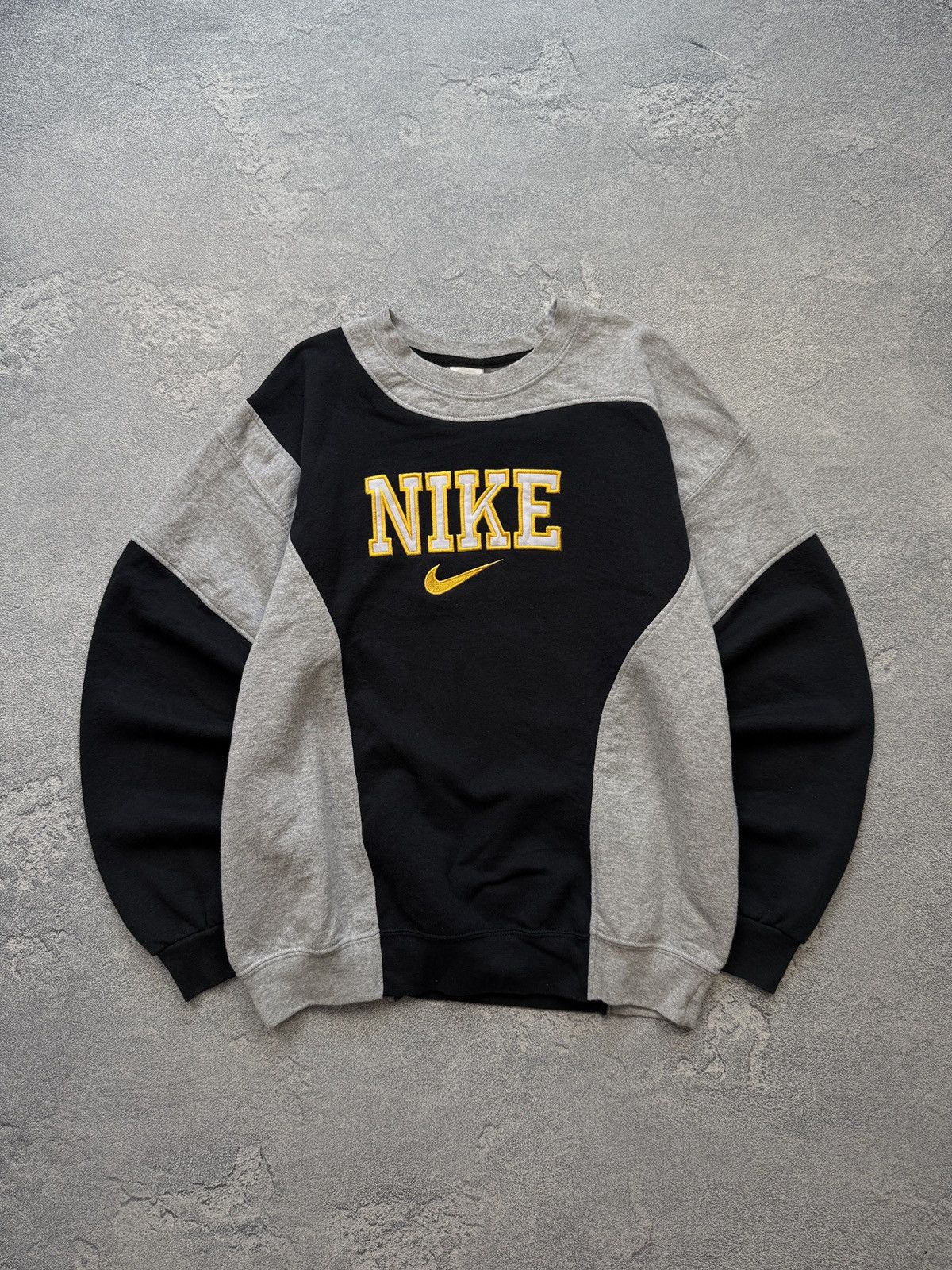 Nike Vintage Nike Big logo sweatshirt Rare Size US L / EU 52-54 / 3 - 1 Thumbnail