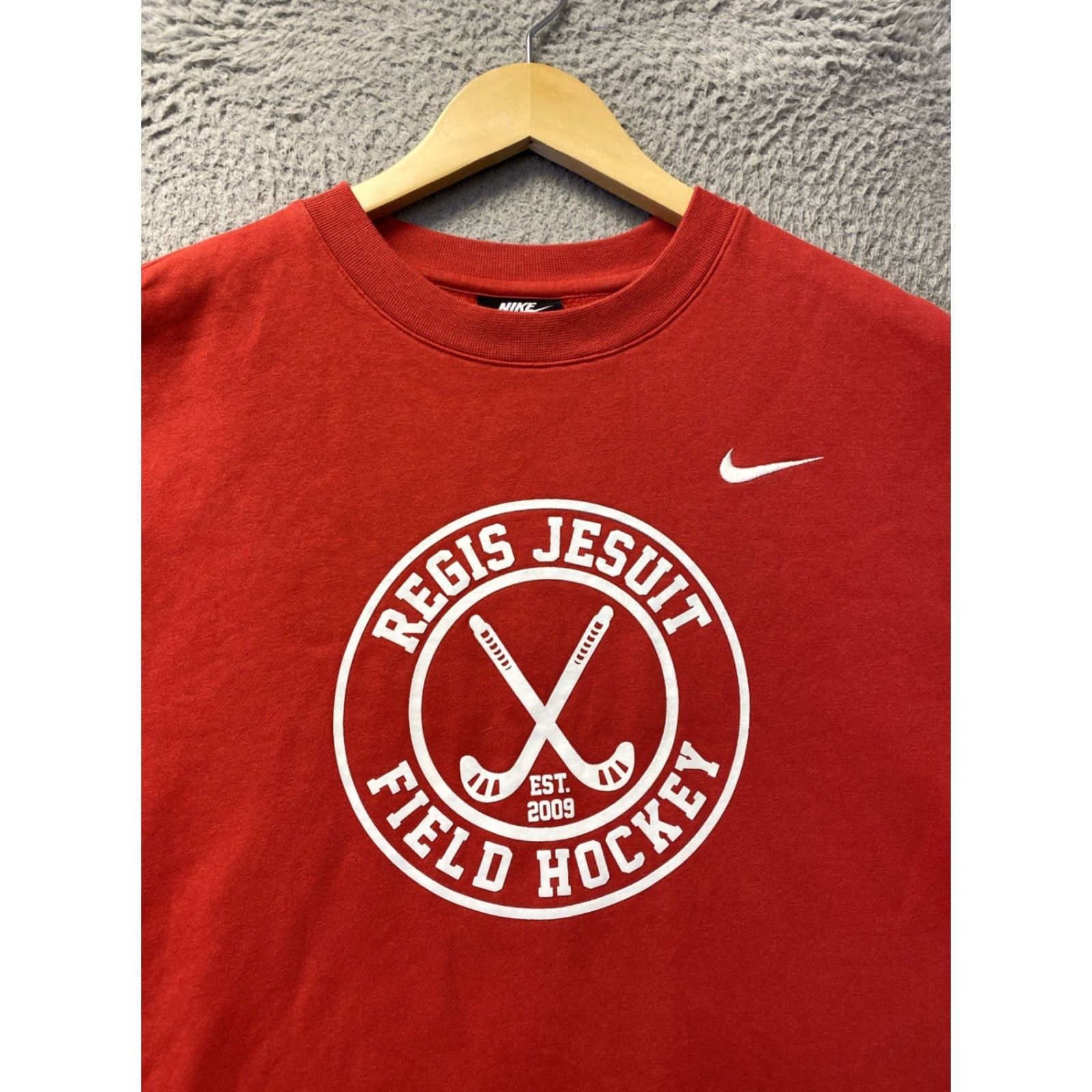 Nike VINTAGE Nike Men’s Sweatshirt Red S Unisex Adults Hockey Pullover Winter Regis Jesuit Field Hockey /0156 Size US S / EU 44-46 / 1 - 2 Thumbnail