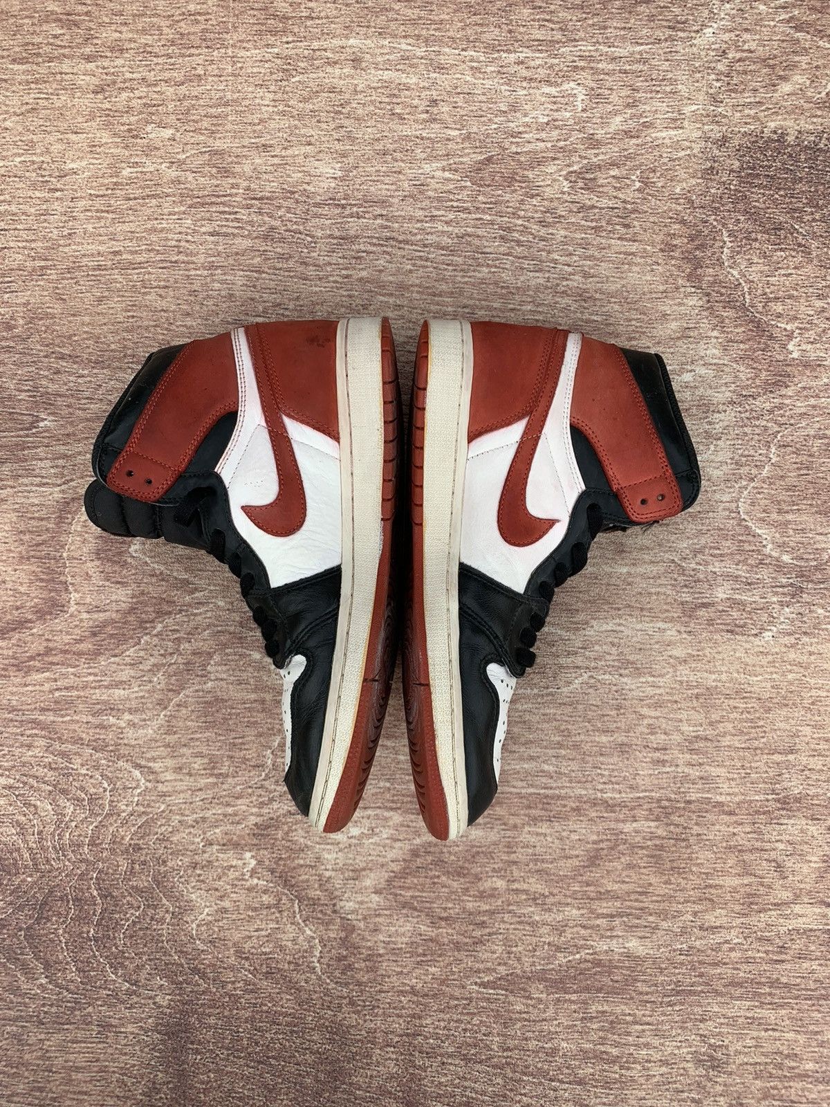 Jordan Brand × Nike Air Jordan 1 Retro High OG Track Red 2018 Size US 9 / EU 42 - 3 Thumbnail