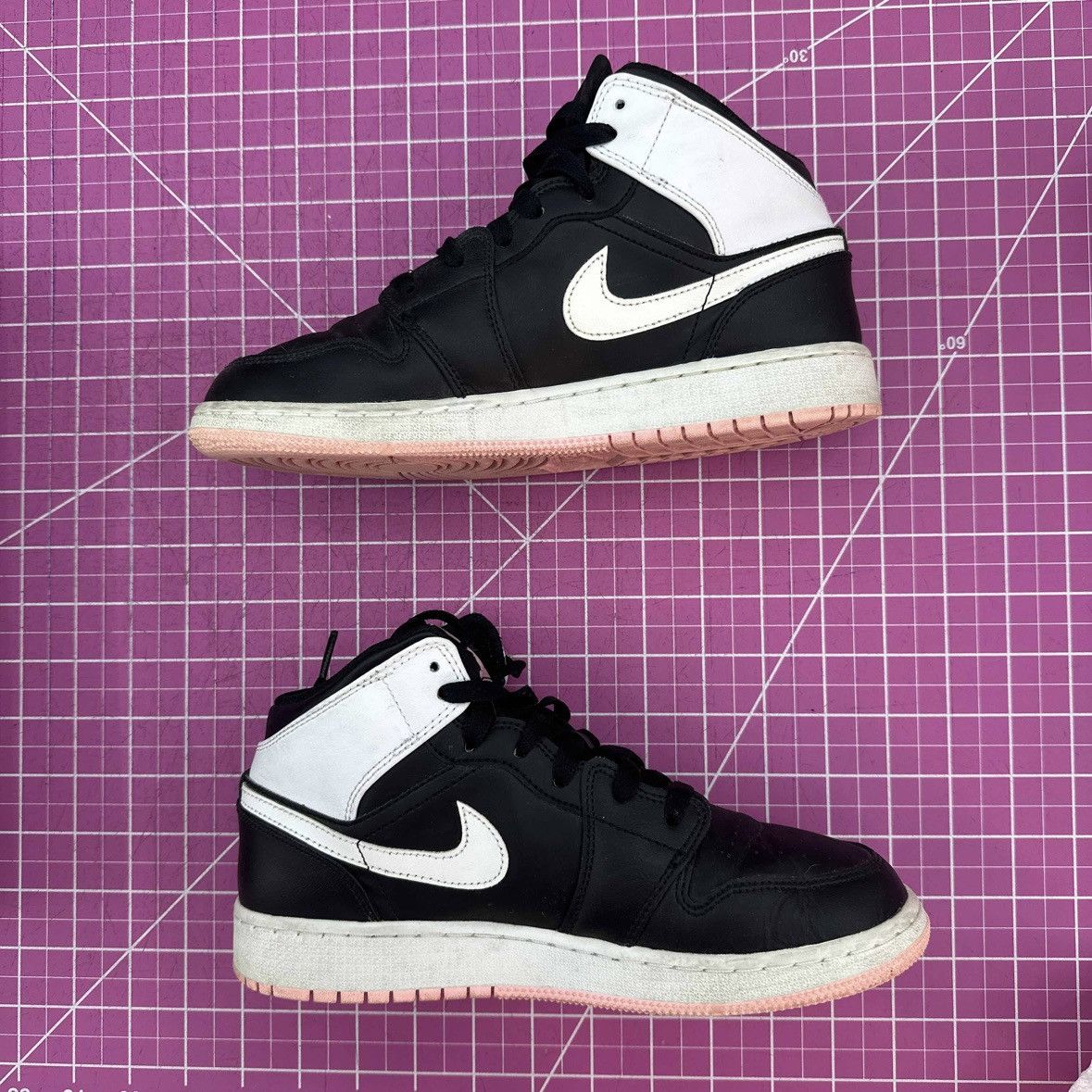Jordan Brand Air Jordan 1 Mid Arctic Punch GS Youth size 6Y Size US 6 / EU 39 - 3 Thumbnail