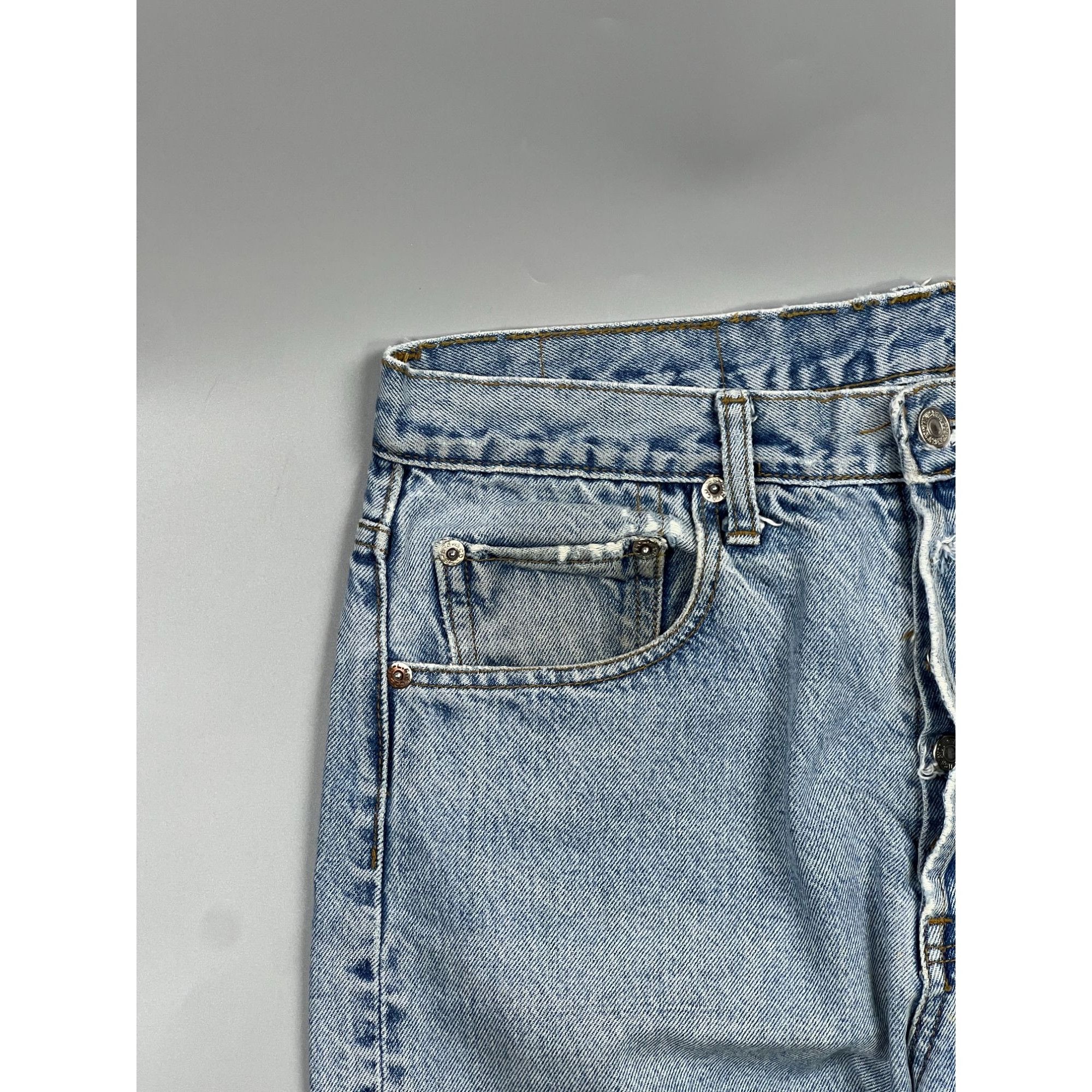 Levi's Levi’s 501 Made in USA Light Wash Denim Jeans Pants (Y0910) Size US 32 / EU 48 - 3 Thumbnail