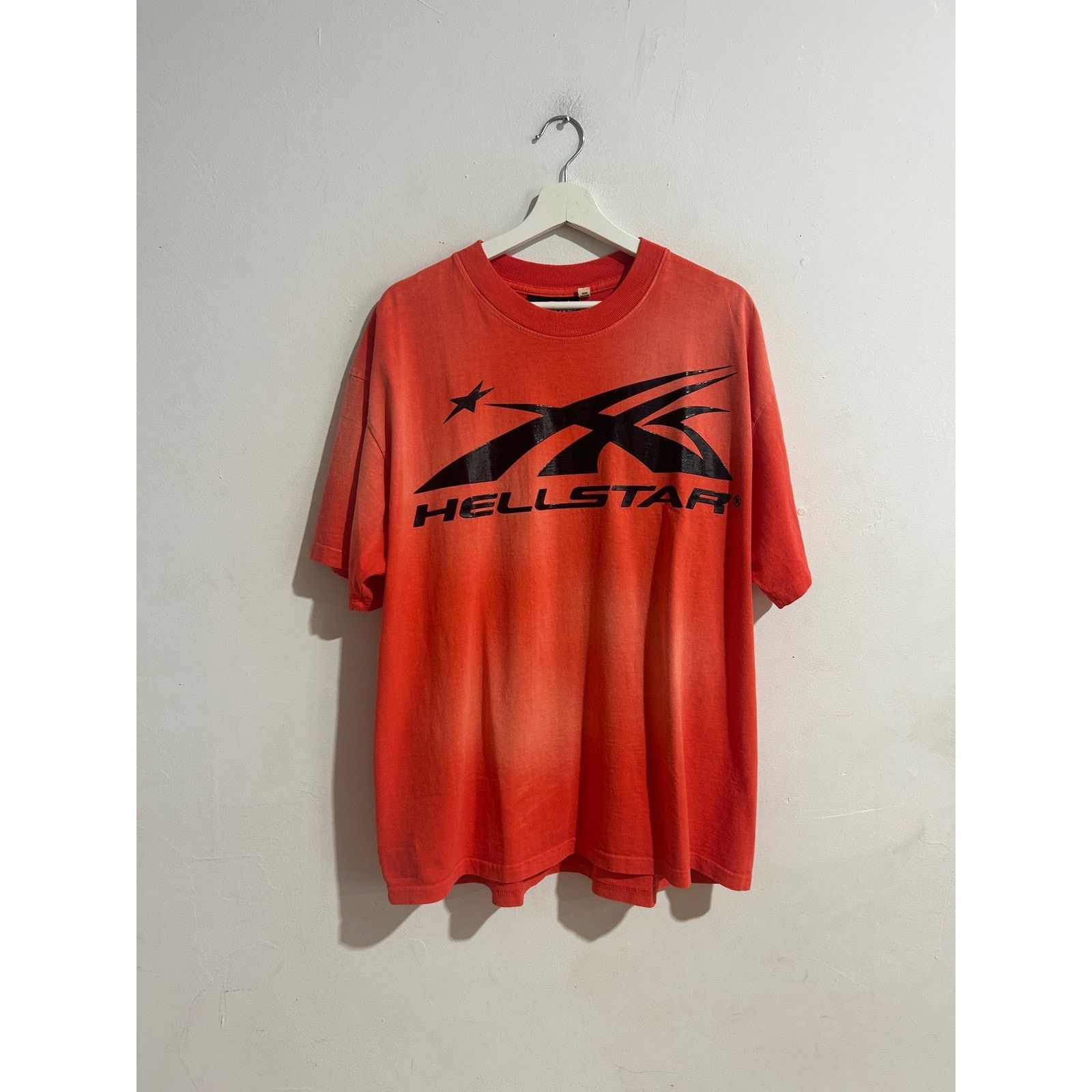 HELLSTAR HELLSTAR RED SPORTS LOGO TEE SIZE XL PREOWNED Size US XL / EU 56 / 4 - 1 Thumbnail