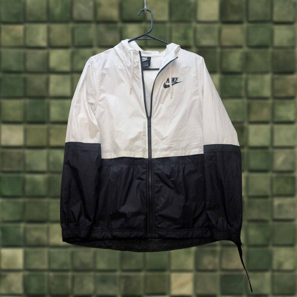 Nike VINTAGE Nike ACG Windbreaker Womens XS Running Track Jacket Hooded Athleisure Size XS / US 0-2 / IT 36-38 - 1 Thumbnail