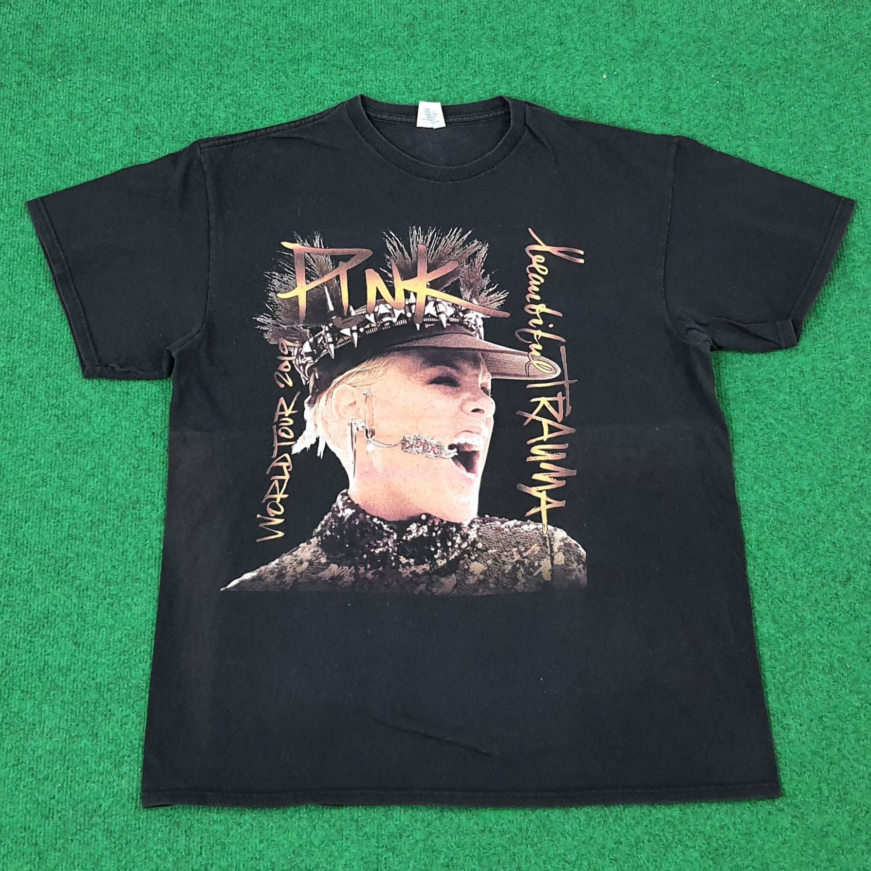 Band Tees × Vintage Vintage Pink World Tour 2019 Tshirt C219N16 Size US L / EU 52-54 / 3 - 1 Thumbnail
