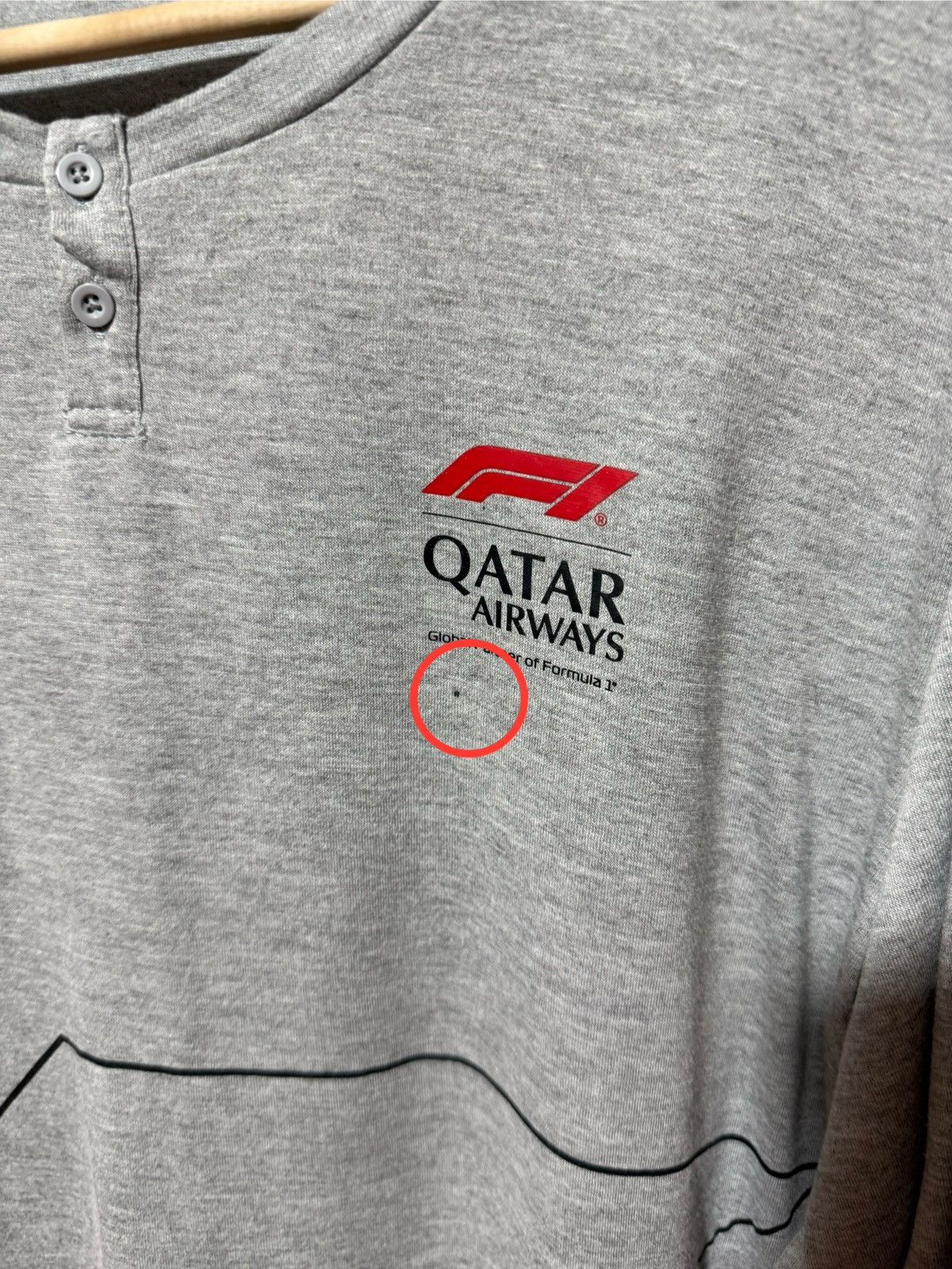 Formula 1 Rare Quatar Airways Formula 1 Racing Long Sleeve T-Shirt Size US L / EU 52-54 / 3 - 9 Thumbnail