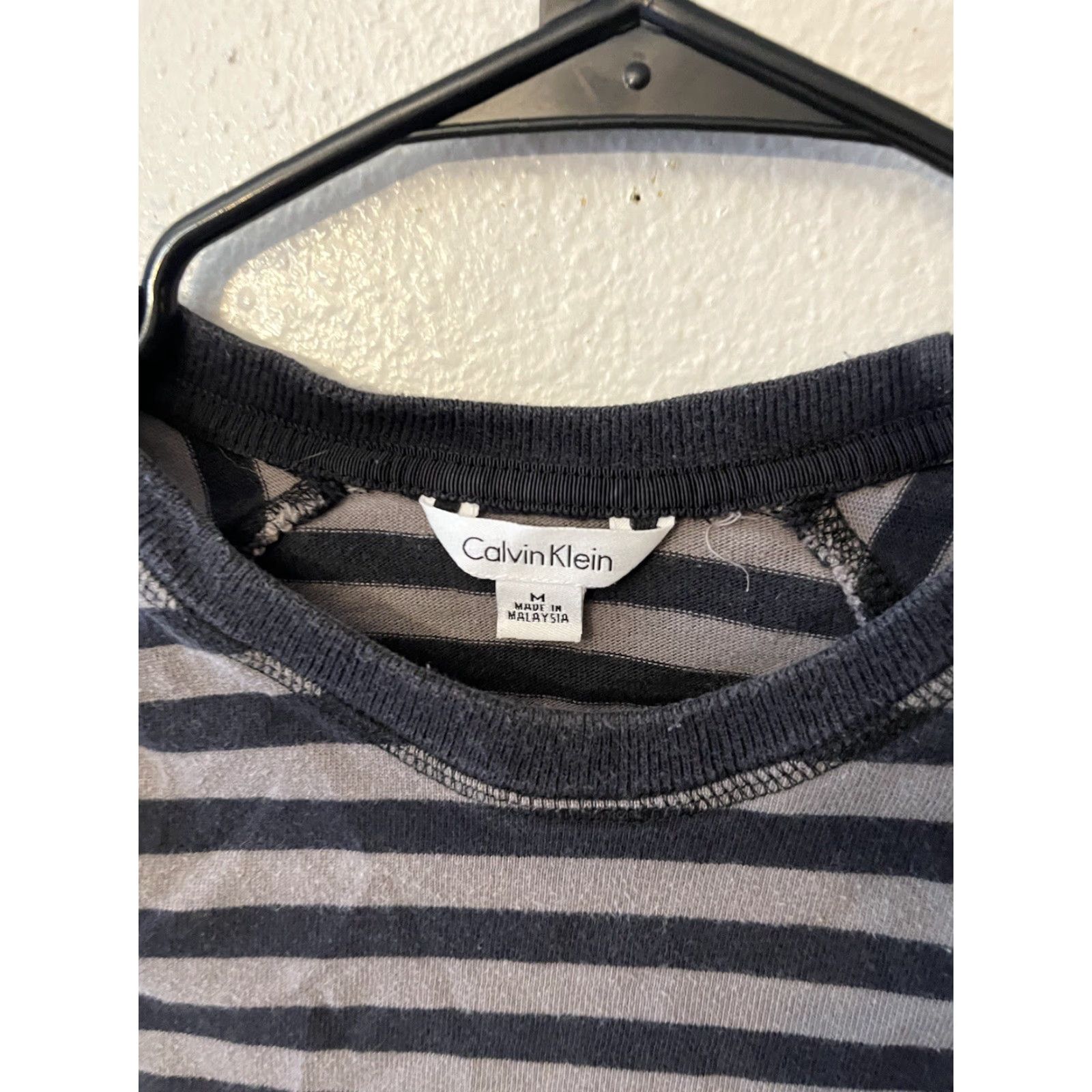 Calvin Klein VINTAGE Calvin Klein Men's Crew Neck Sweater Size M Knit Striped All Seasons Black Gray EUC Size US M / EU 48-50 / 2 - 2 Thumbnail