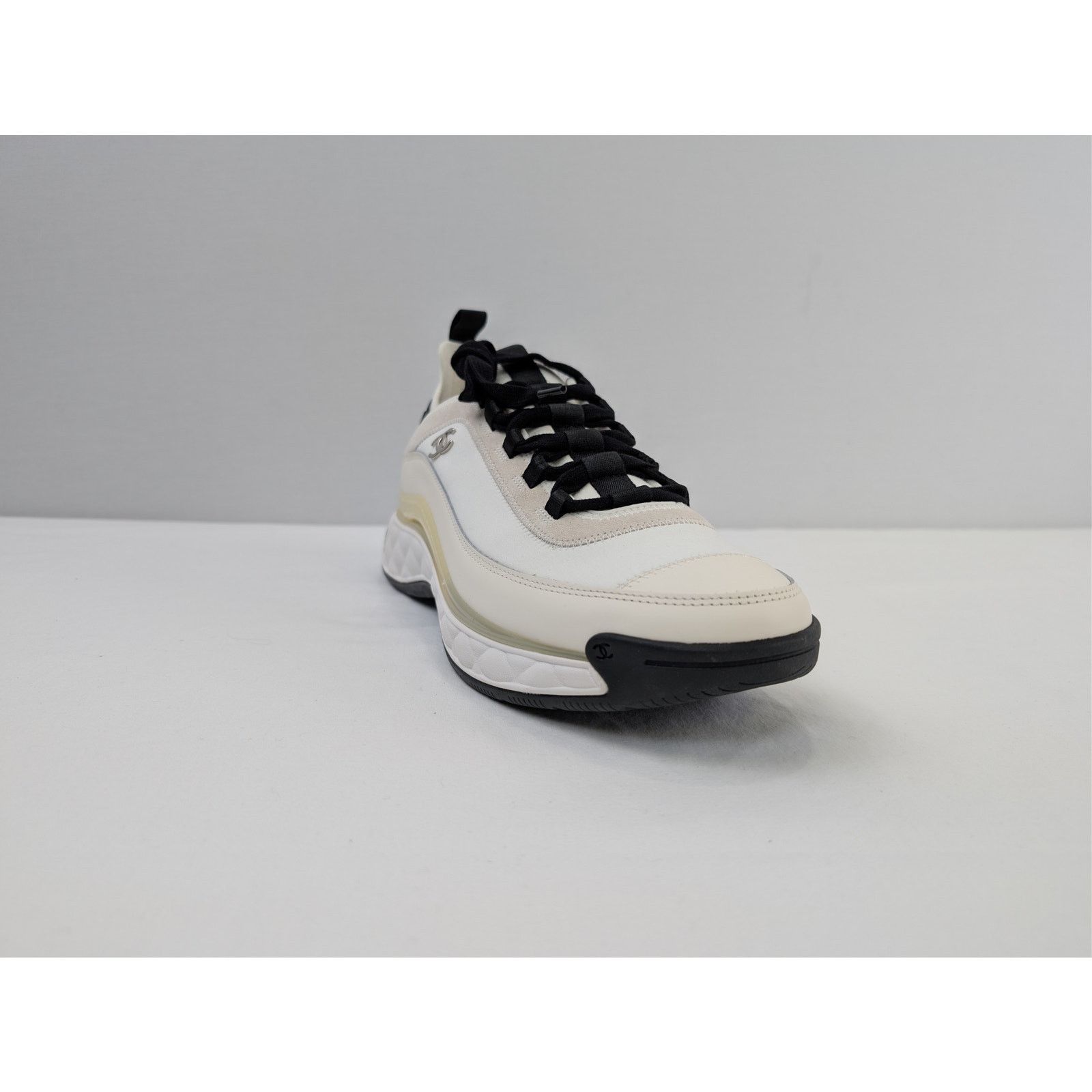 Chanel o1rshd1 Low Top Sneakers in White/Black Size US 10 / EU 43 - 2 Thumbnail