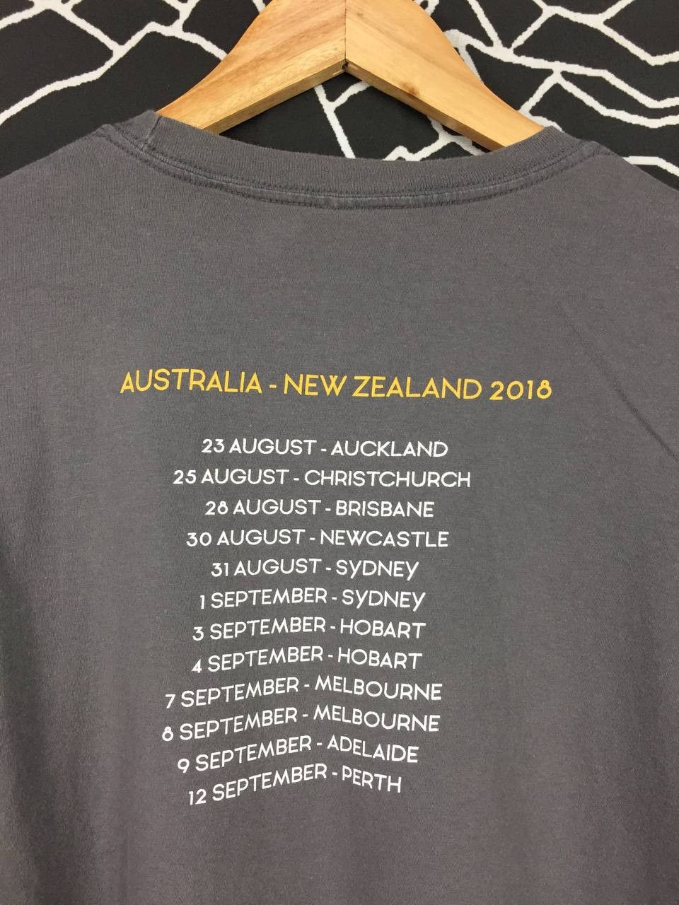 Band Tees Queens Of The Stone Age Villains Tour 2018 Tee Size US XL / EU 56 / 4 - 5 Thumbnail