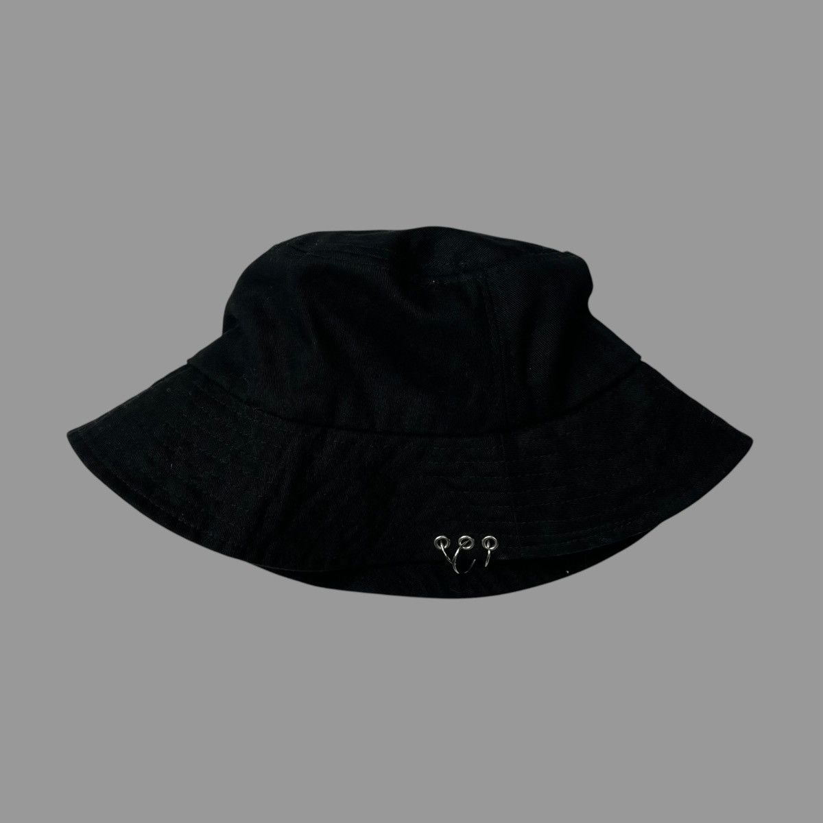 Vintage Vintage 90s avante garde piercing bucket hat Size ONE SIZE - 1 Thumbnail