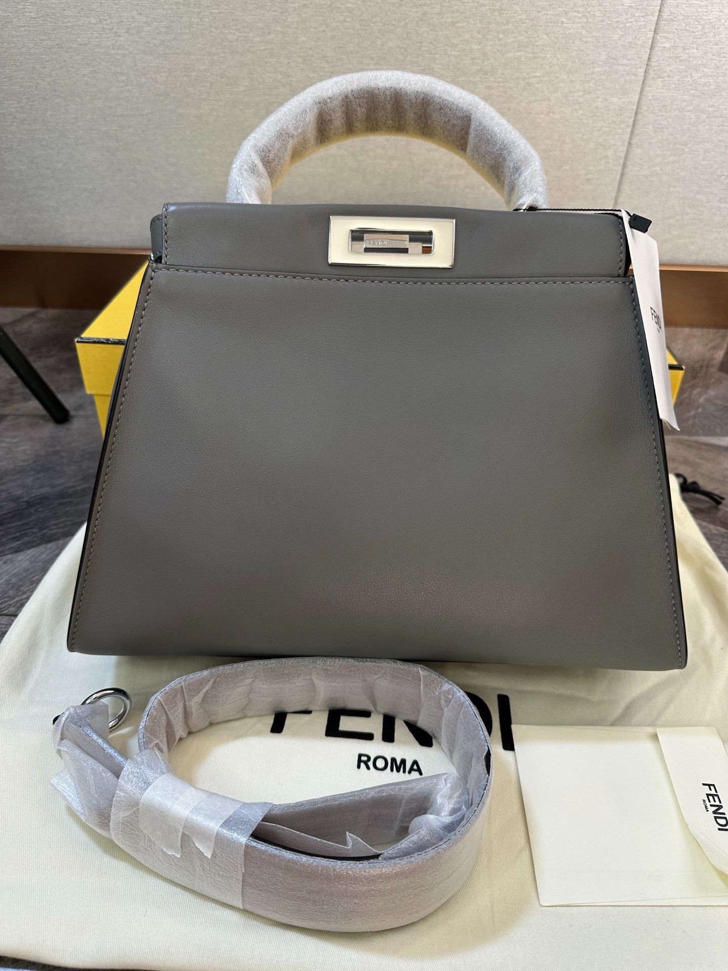 Fendi Fendi Classic Peekaboo New Medium Size ONE SIZE - 1 Thumbnail