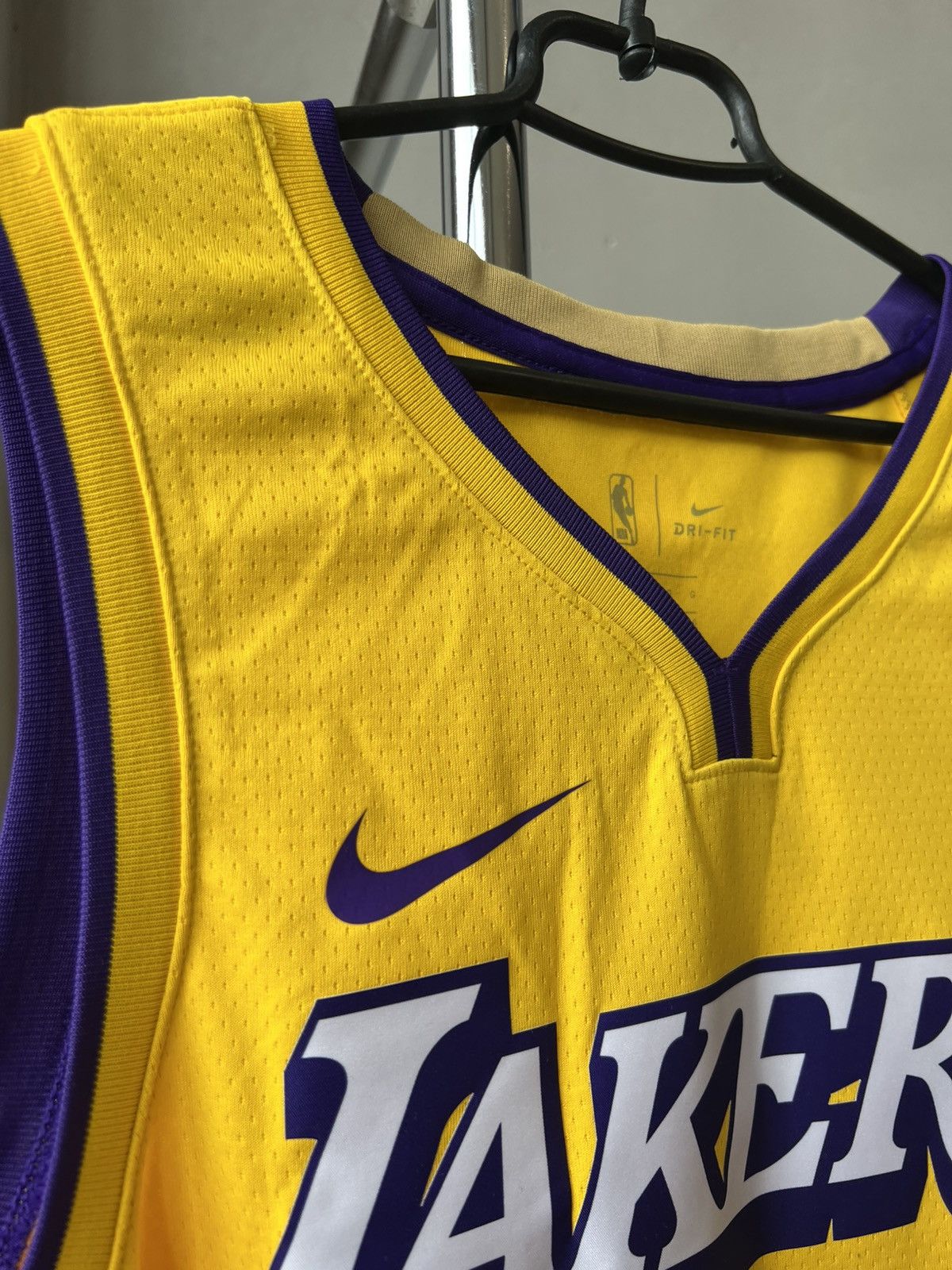 Nike NWT 2019 LOS ANGELES LAKERS NIKE BASKETBALL CITY JERSEY Size US L / EU 52-54 / 3 - 5 Thumbnail