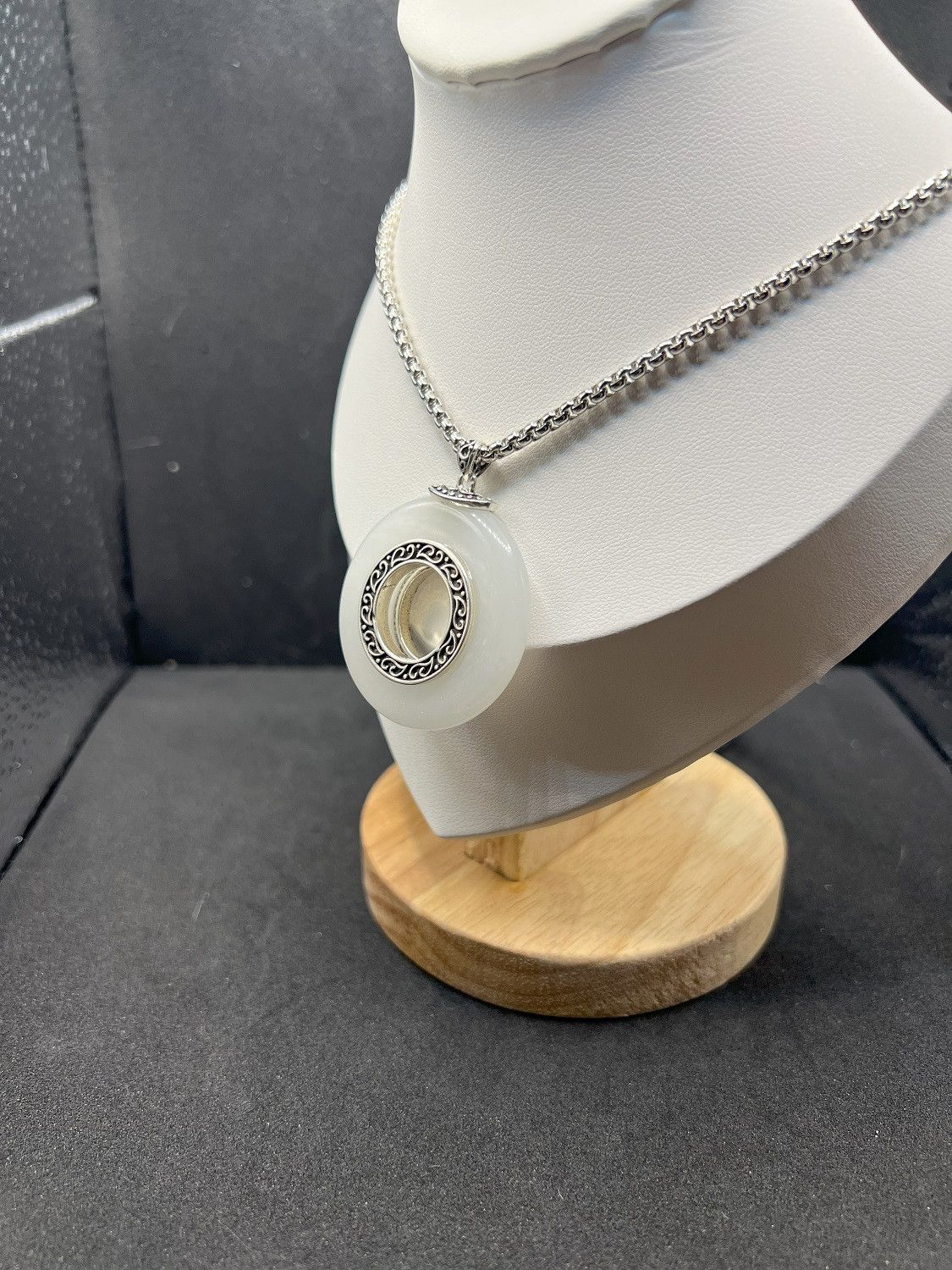 Jewelry Big Round White Jade Silver Chain Necklace Size ONE SIZE - 2 Thumbnail