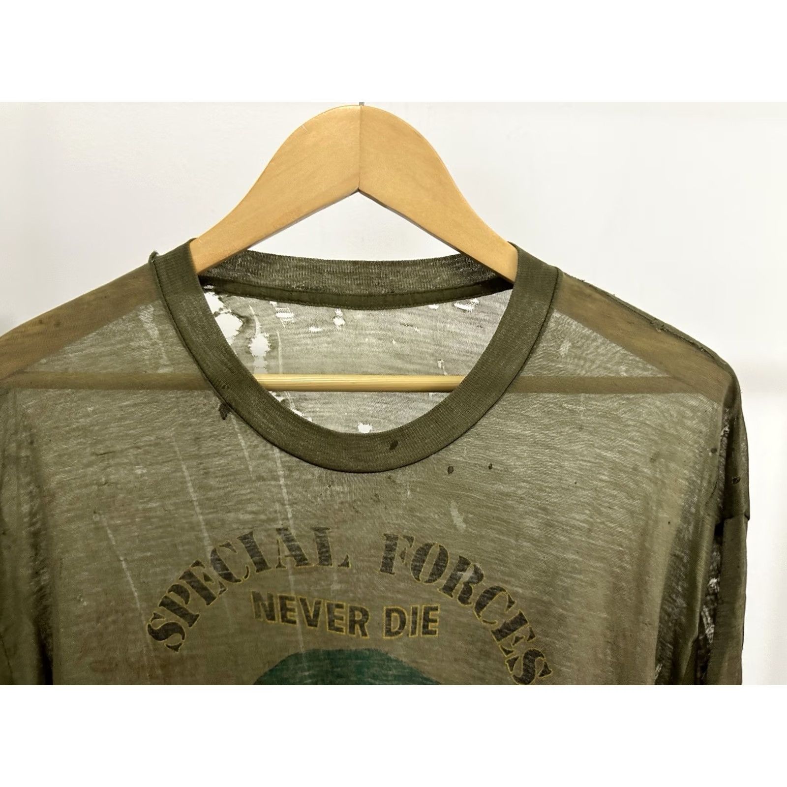 Vintage VTG 80s Special Forces Never Dies Goes To Hell Paper Thin Thrashed T-Shirt L Green Military Distressed Mens Shirt Size US L / EU 52-54 / 3 - 6 Thumbnail