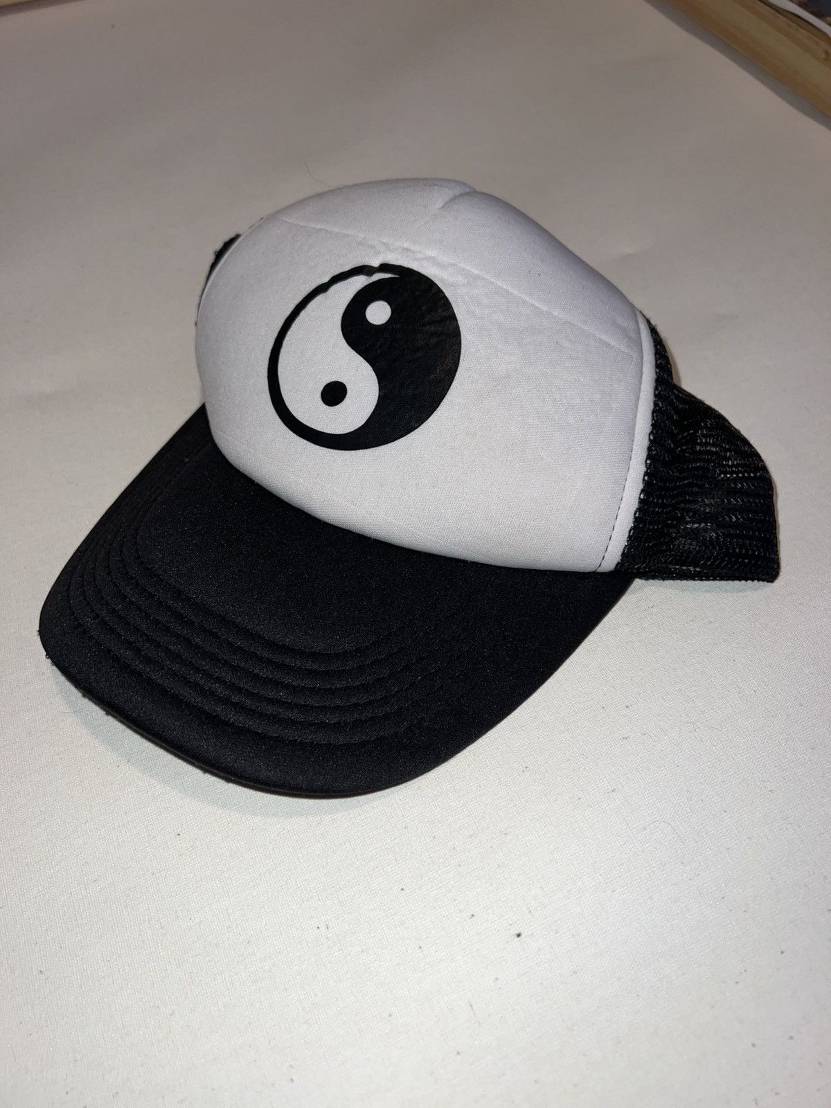 Vintage Y2K 2000’s VTG Vintage Yin Yang Retro Streetwear Indie Hat Size ONE SIZE - 1 Thumbnail