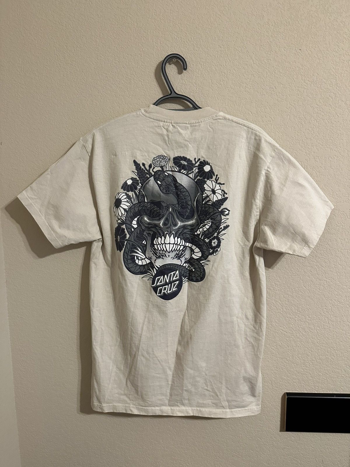 Vintage Santa Cruz Surf y2k cream Snake graphic tshirt