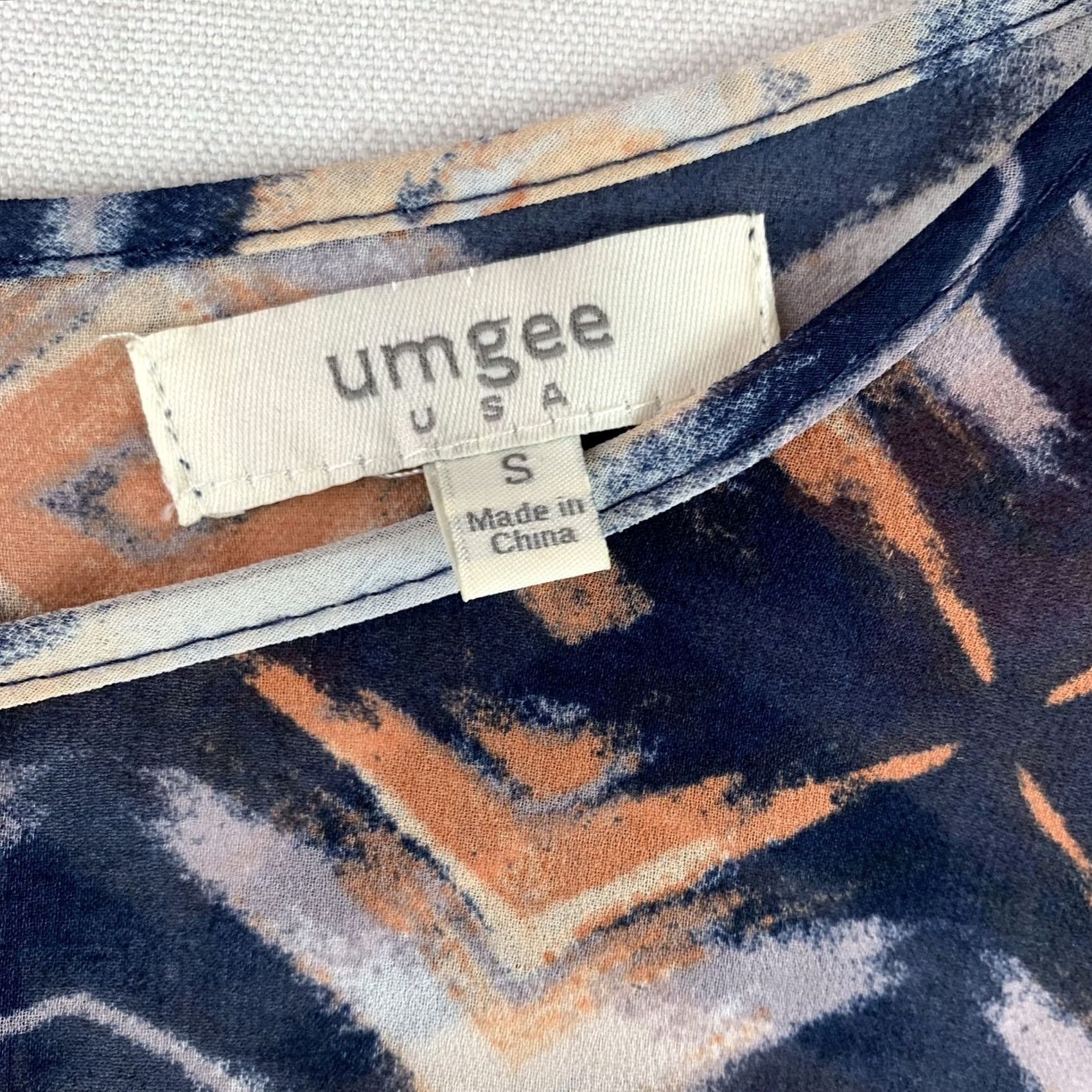 Vintage UMGEE Blouse Shirt Womens SMALL Blue Gray Coral Open Shoulders & Back Long Sleeve Round Neck Pullover Abstract Pattern All Seasons Regular Fit Size S / US 4 / IT 40 - 2 Thumbnail