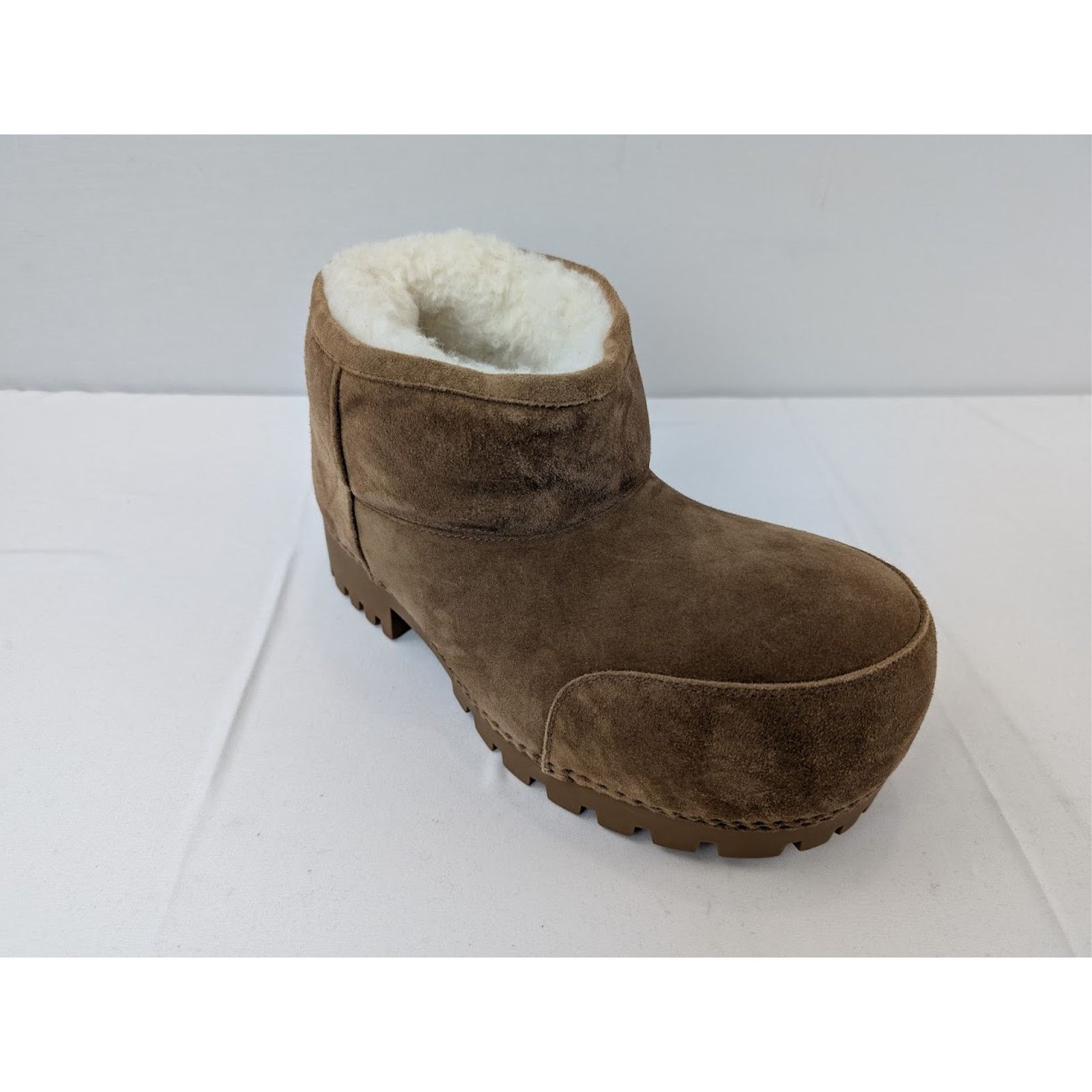 Balenciaga o1rshd1 Q: 2 / DUP / Alaska Fur Bootie in Brown/White Size US 8 / EU 41 - 3 Thumbnail