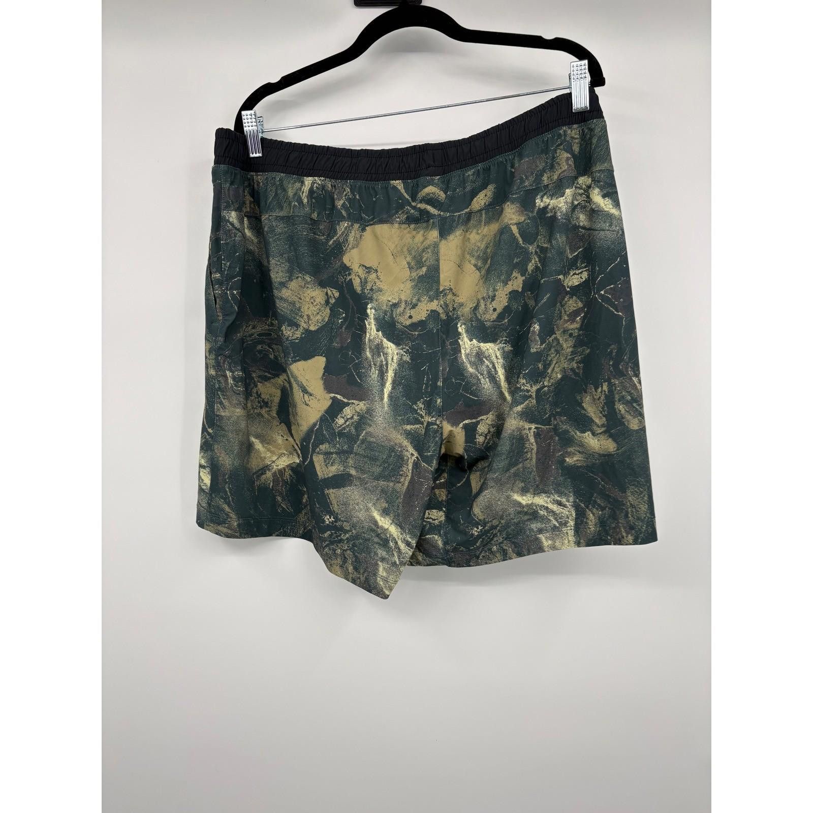 Rhone Rhone Pursuit 7-inch unlined shorts in a green/black camo XL Size US 36 / EU 52 - 6 Thumbnail