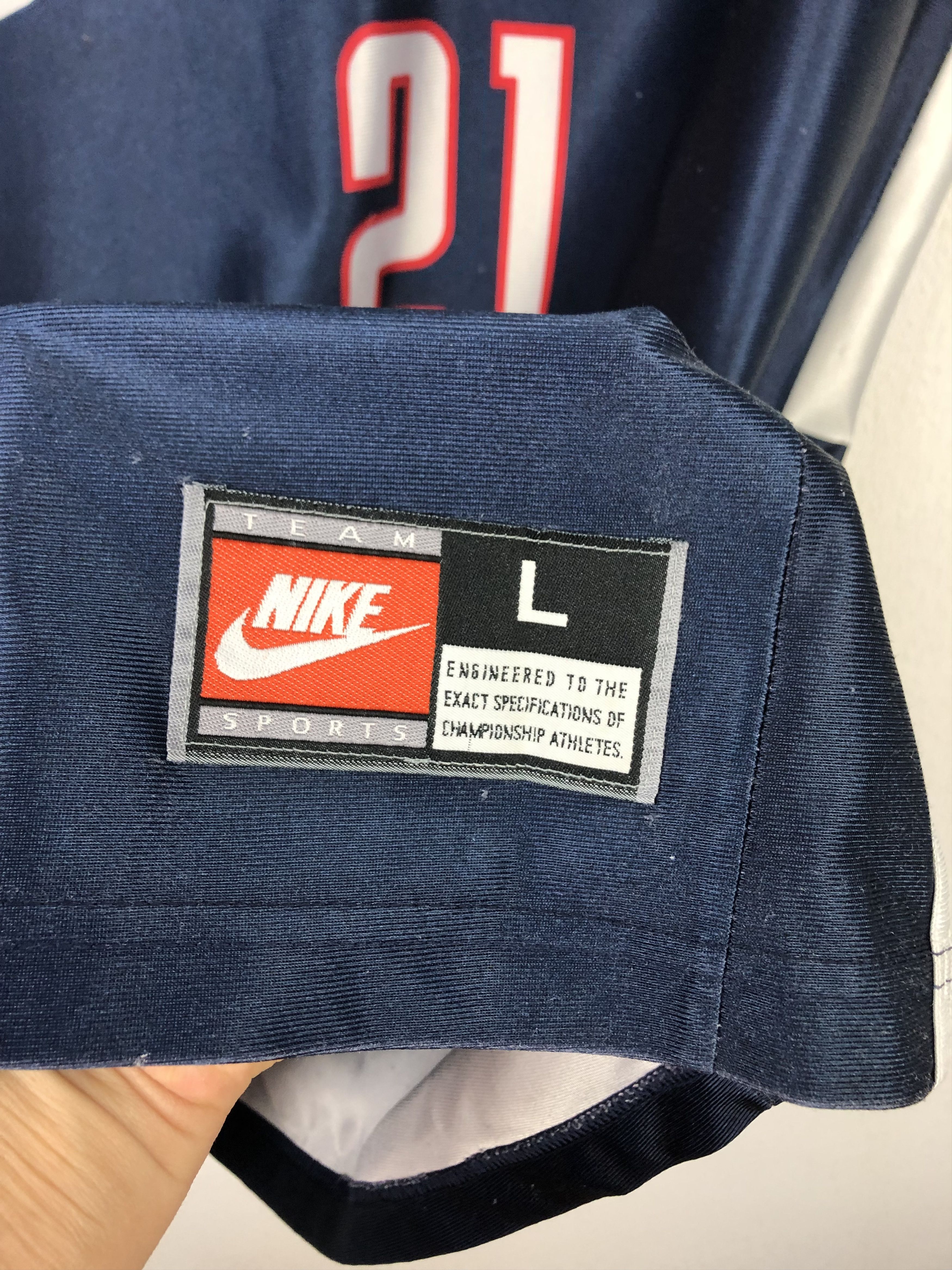 Nike Vintage Connecticut Huskies UCONN Moore NCAA Tee Jersey Size US L / EU 52-54 / 3 - 4 Thumbnail