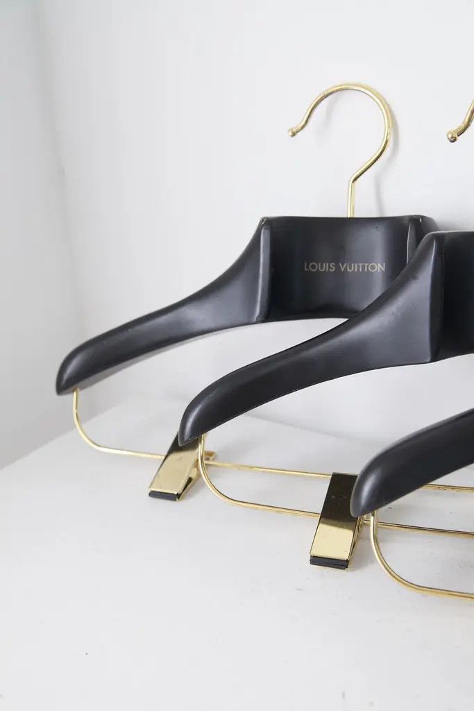 Louis Vuitton Lot of 4 wood Louis Vuitton hangers Size ONE SIZE - 6 Thumbnail