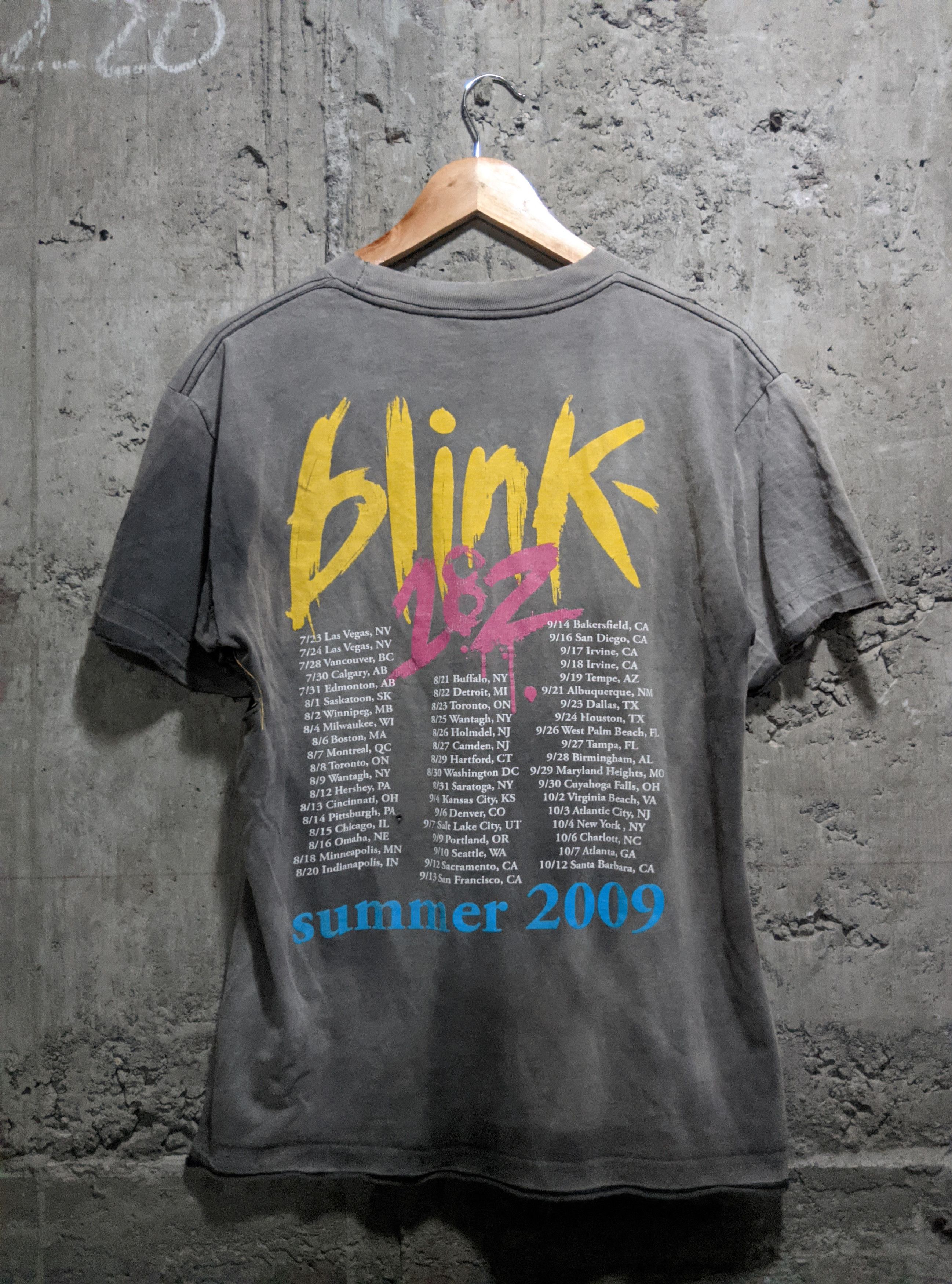 Band Tees × Vintage Vintage 2009 thrashed blink 182 tour t shirt Size US M / EU 48-50 / 2 - 2 Thumbnail