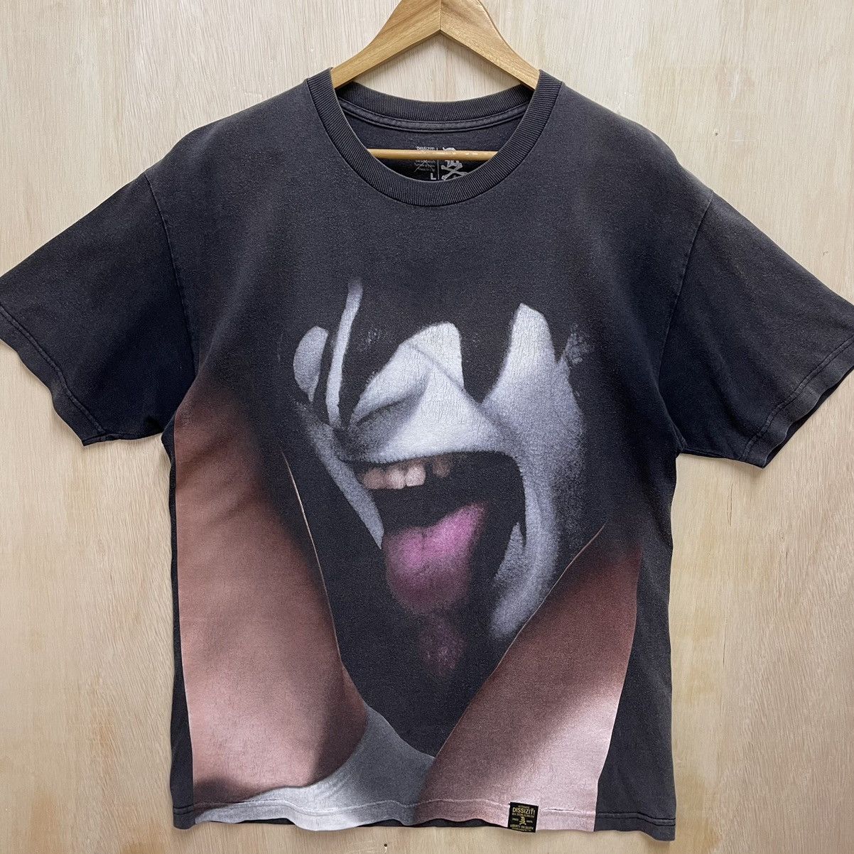 Dissizit Rare🔥DISSIZIT✖️KISS🔥HITTIN LICKS SINCE EIGTY666 Sun Faded Size US L / EU 52-54 / 3 - 3 Thumbnail