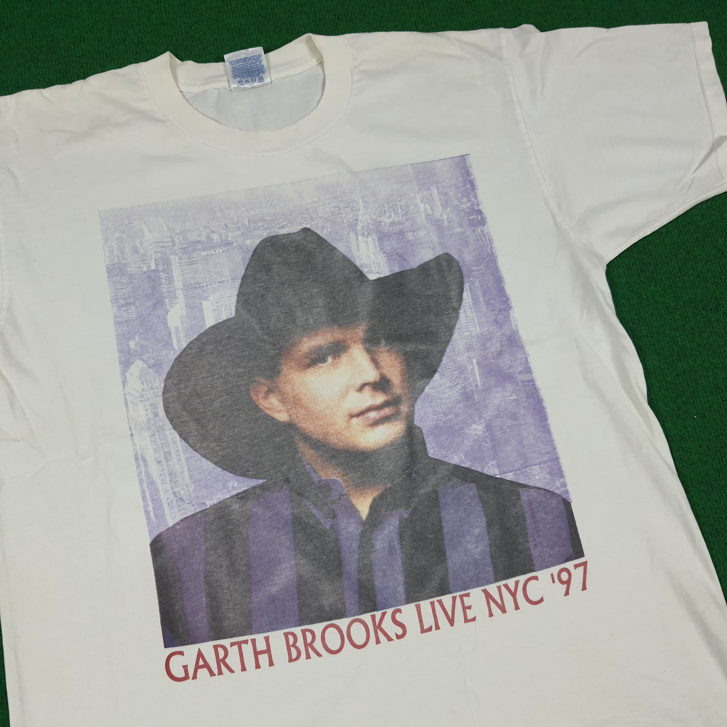 Band Tees × Vintage Vintage Garth Brooks Live NYC '97 Tour T-shirt Size US XL / EU 56 / 4 - 2 Thumbnail