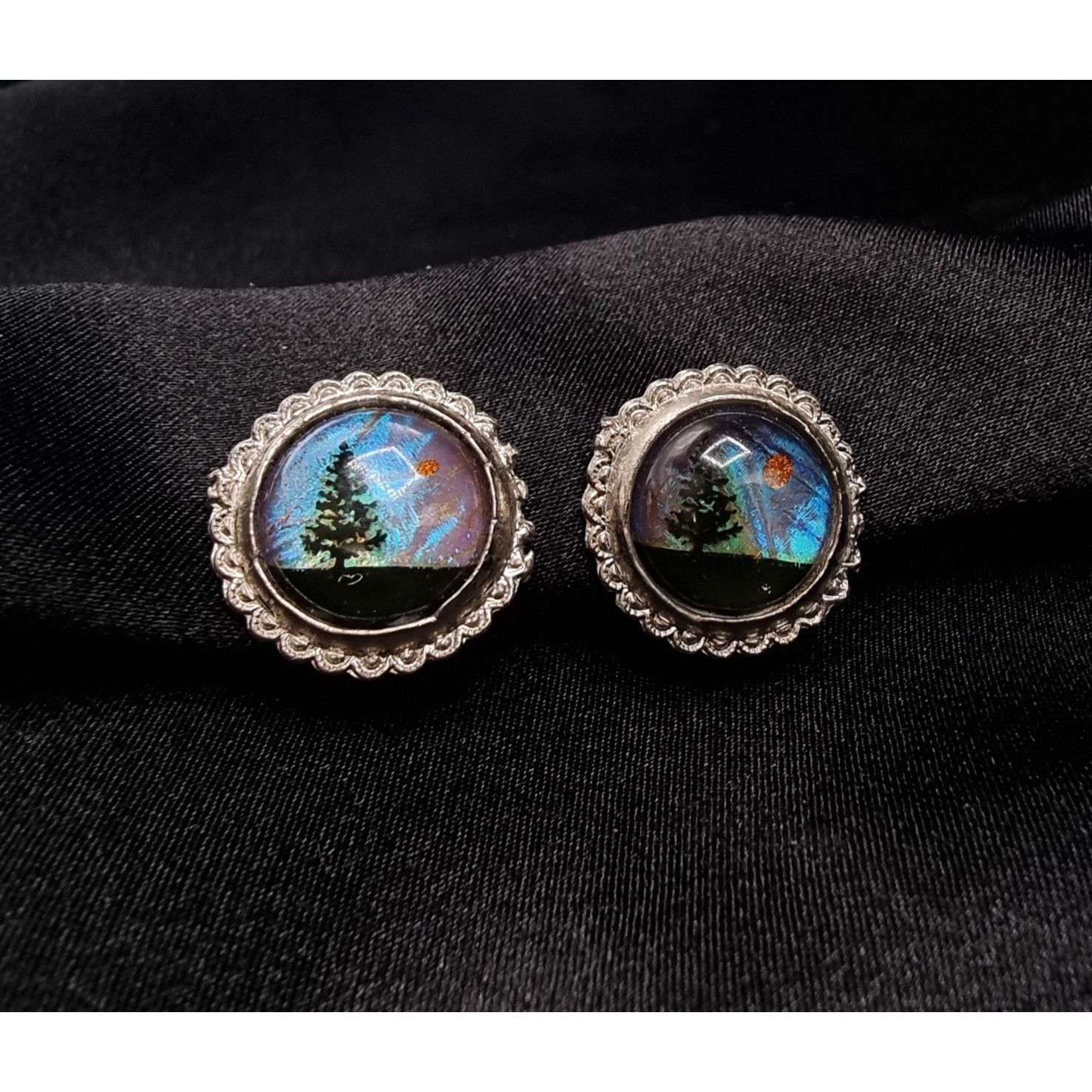 Vintage Vintage Silver-Tone Round Earrings With Scenic Forest Design Size ONE SIZE - 1 Thumbnail